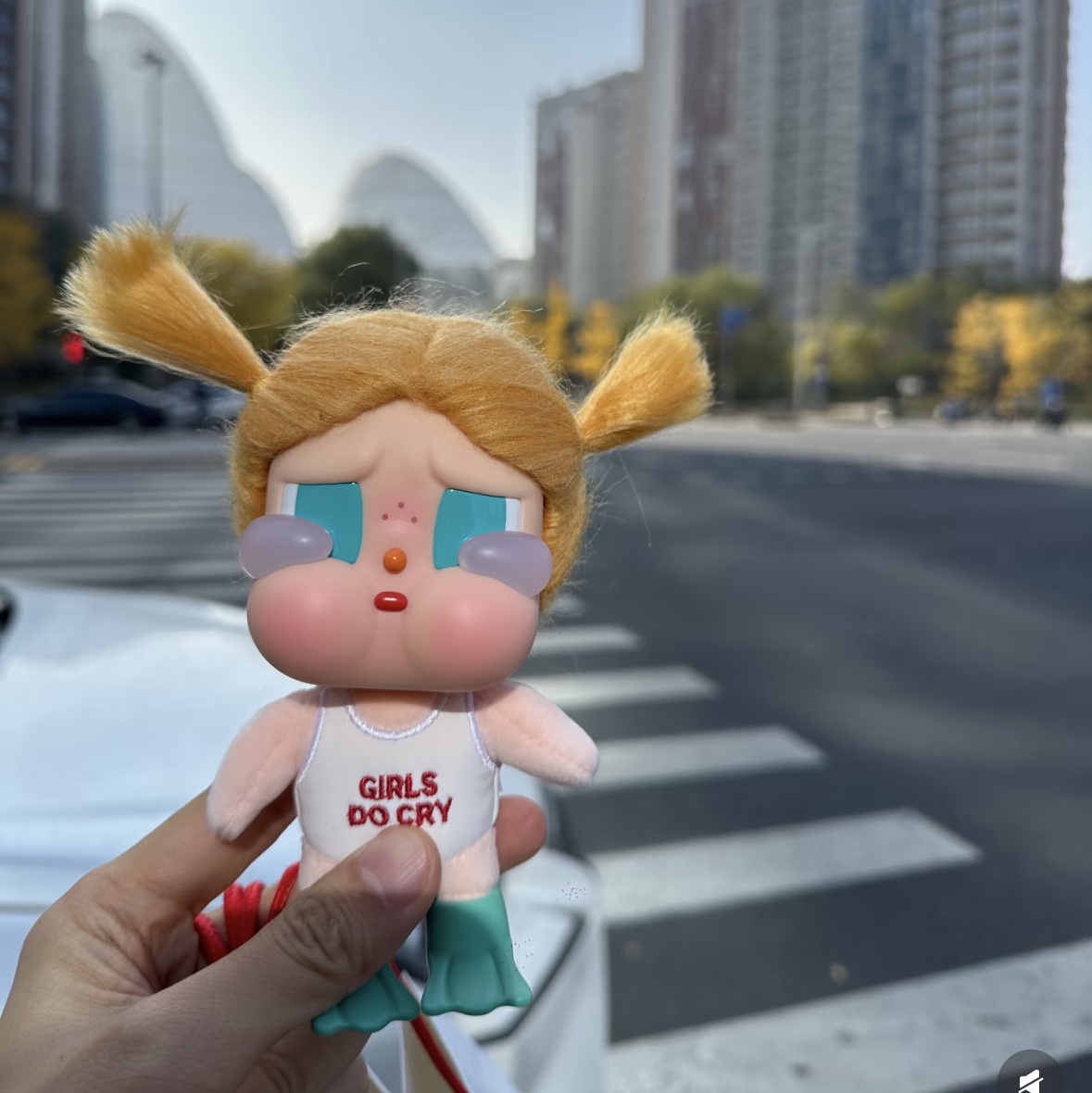 Pop Mart Crybaby Vacation Mode On Series Vinyl Plush Pendant Sealed Case (6 Blind Boxes), Pop Mart Crybaby Vacation Mode On Series Vinyl Plush Pendant Glug-Glug (Opened Case) 착용 스타일
