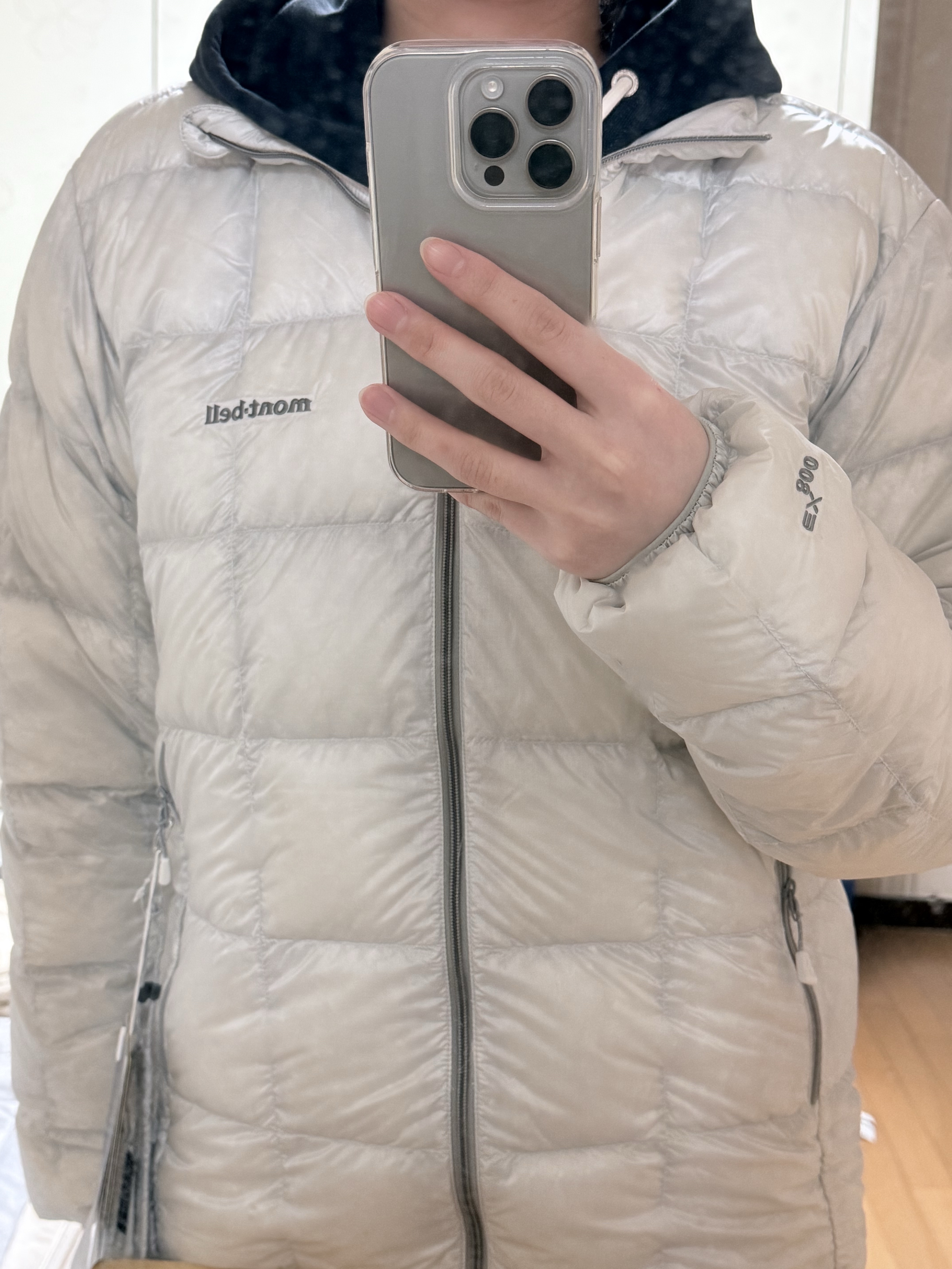 Montbell Superior Down Jacket Light Gray, Apple iPhone 16 Pro 128GB Natural Titanium (Korean Ver.) 착용 스타일 - 2