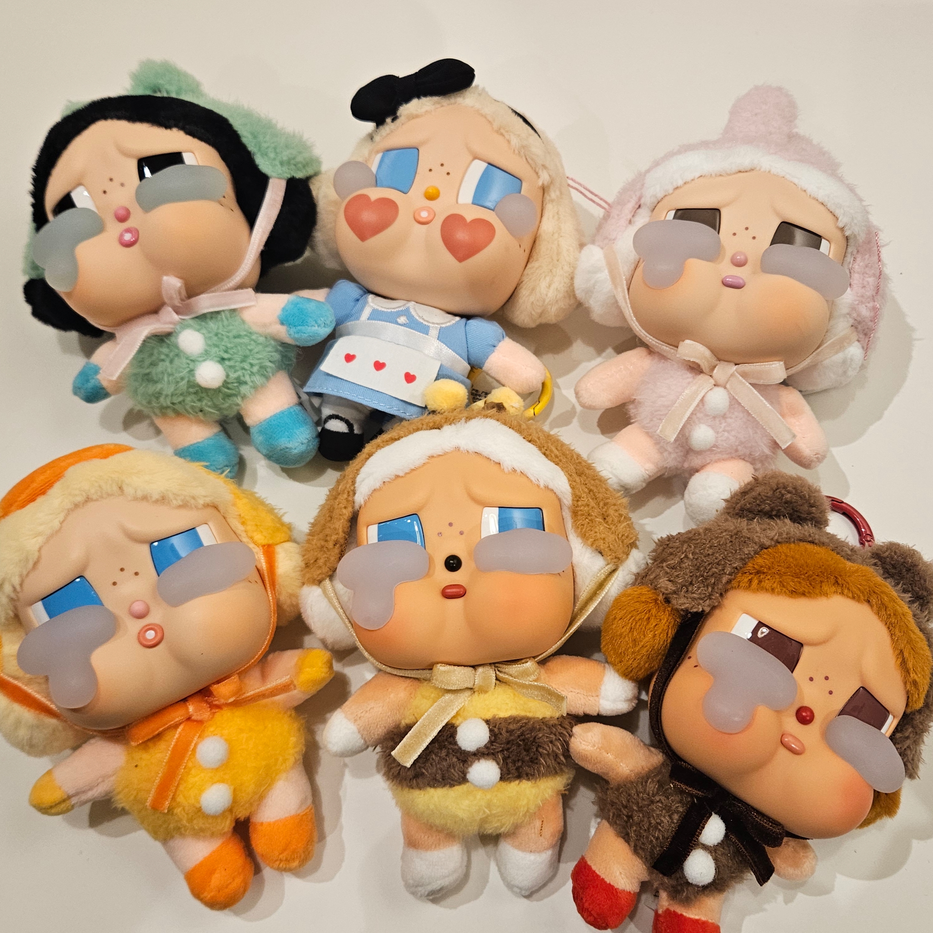 Pop Mart Crybaby Crying Again Series Plush Keyring Sealed Case (6 Blind Boxes), Pop Mart Crybaby Crying Again Series Plush Keyring She's Alice (Opened Case) 착용 스타일