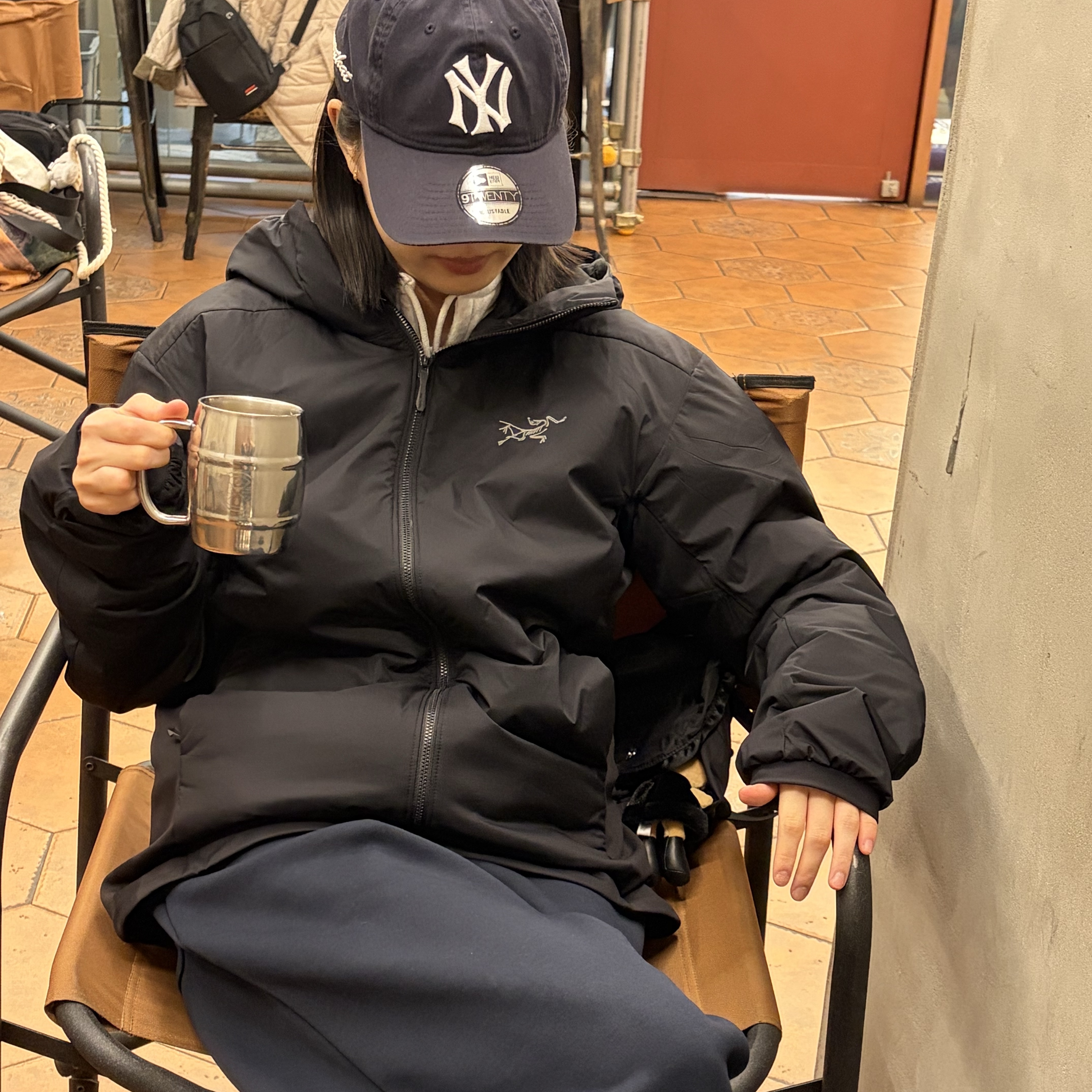 Arc'teryx Atom Hoody Black, New Era x Thisisneverthat TNT 920UNST New York Yankees Ball Cap Navy 착용 스타일