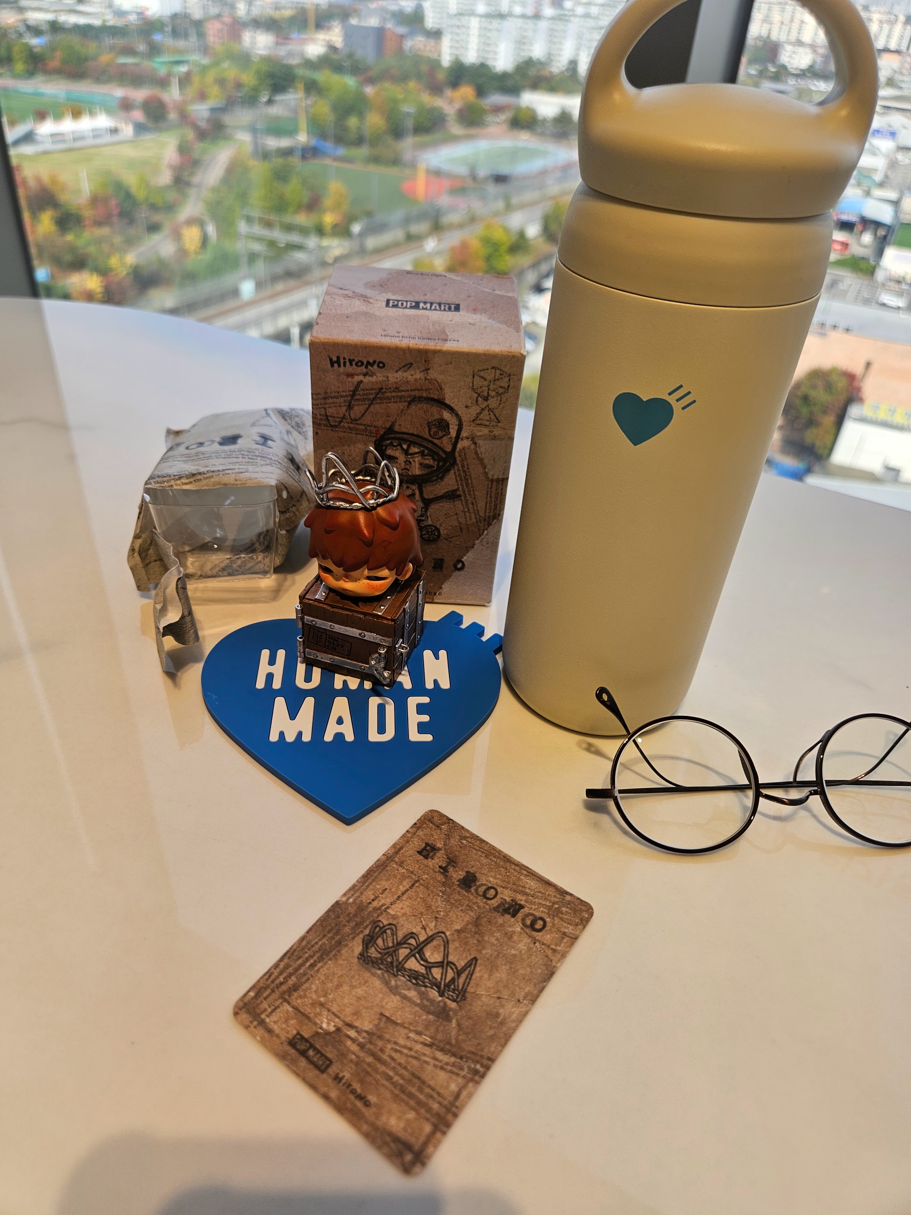 Pop Mart Hirono Echo Series Figures Sealed Case (1 Blind Box), Human Made x Blue Bottle Coffee Day Off Tumbler White 착용 스타일 - 5
