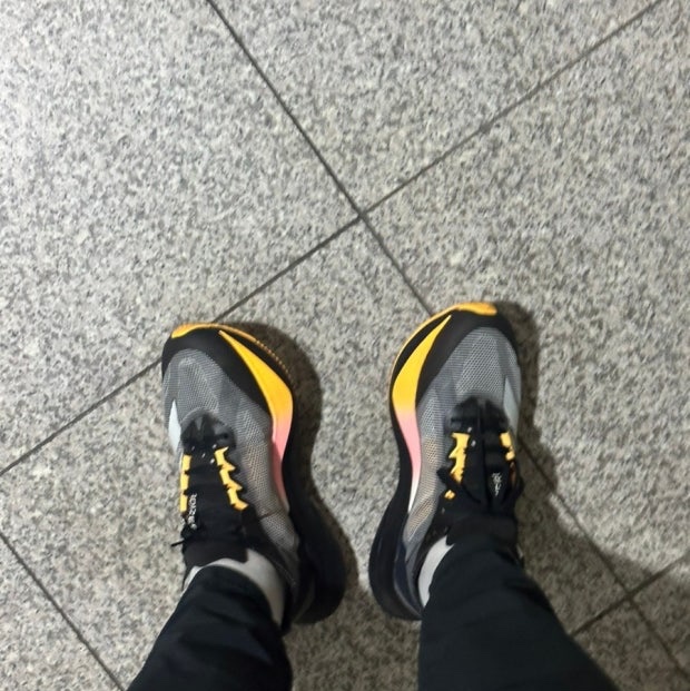 Adidas Adizero Boston 12 Core Black Zero Metalic 착용 스타일