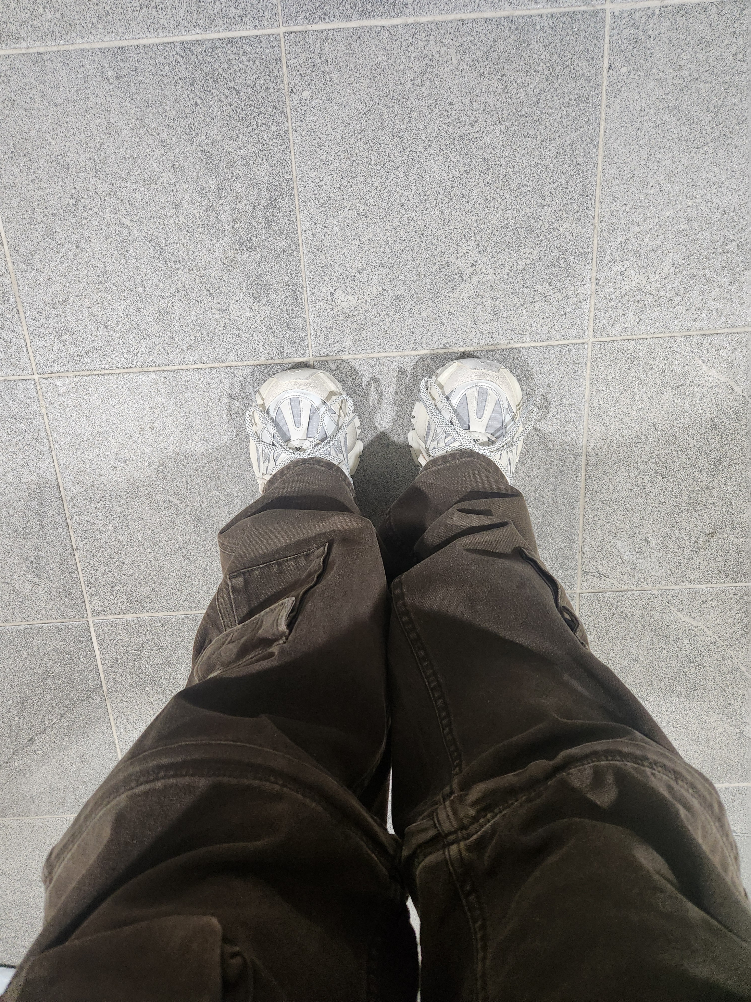 Supreme Zip-Off Utility Pant Brown - 25FW, Adidas Vento XLG Deluxe Sneakers Core White Silver Metallic 착용 스타일