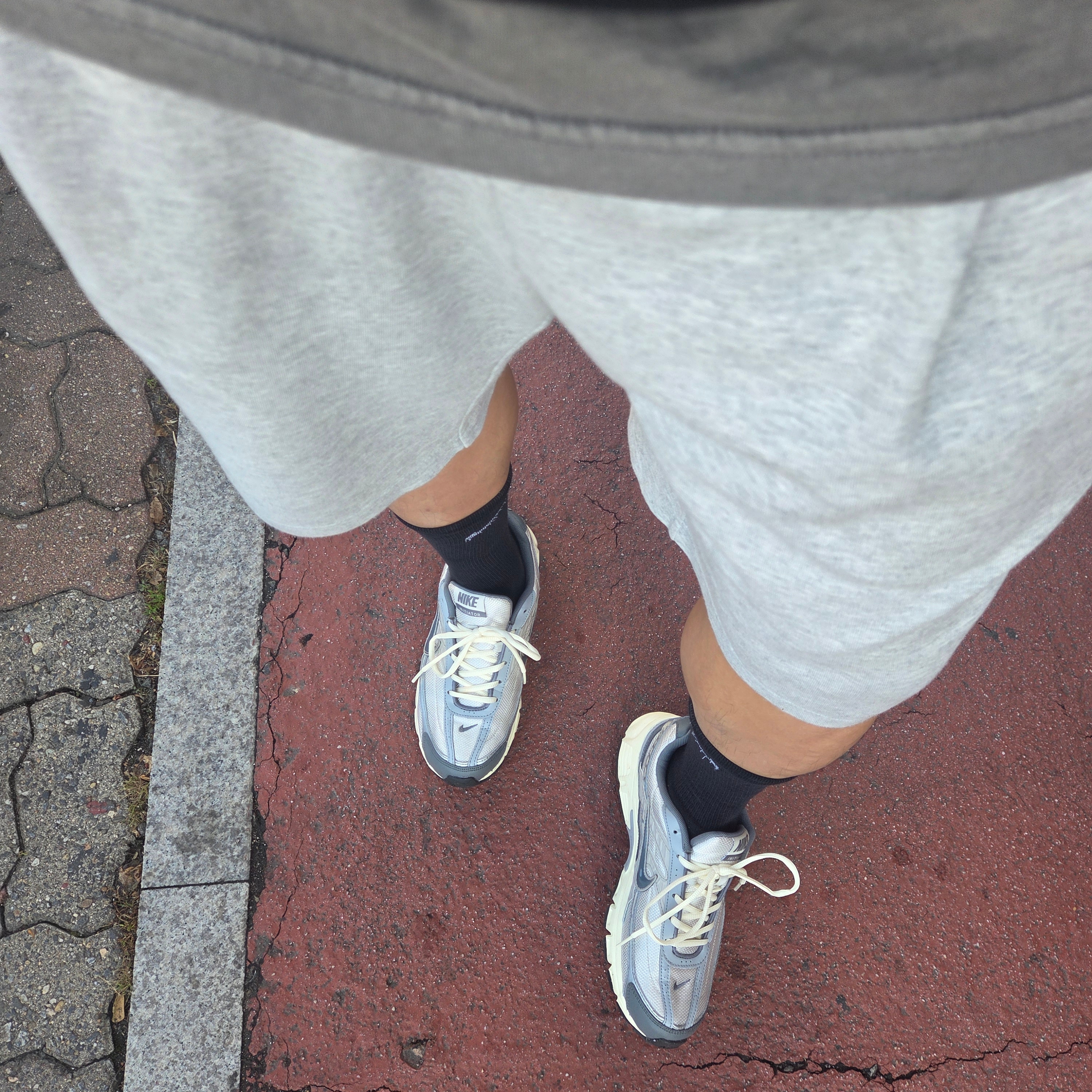 Nike Initiator Light Bone Smoke Grey 착용 스타일