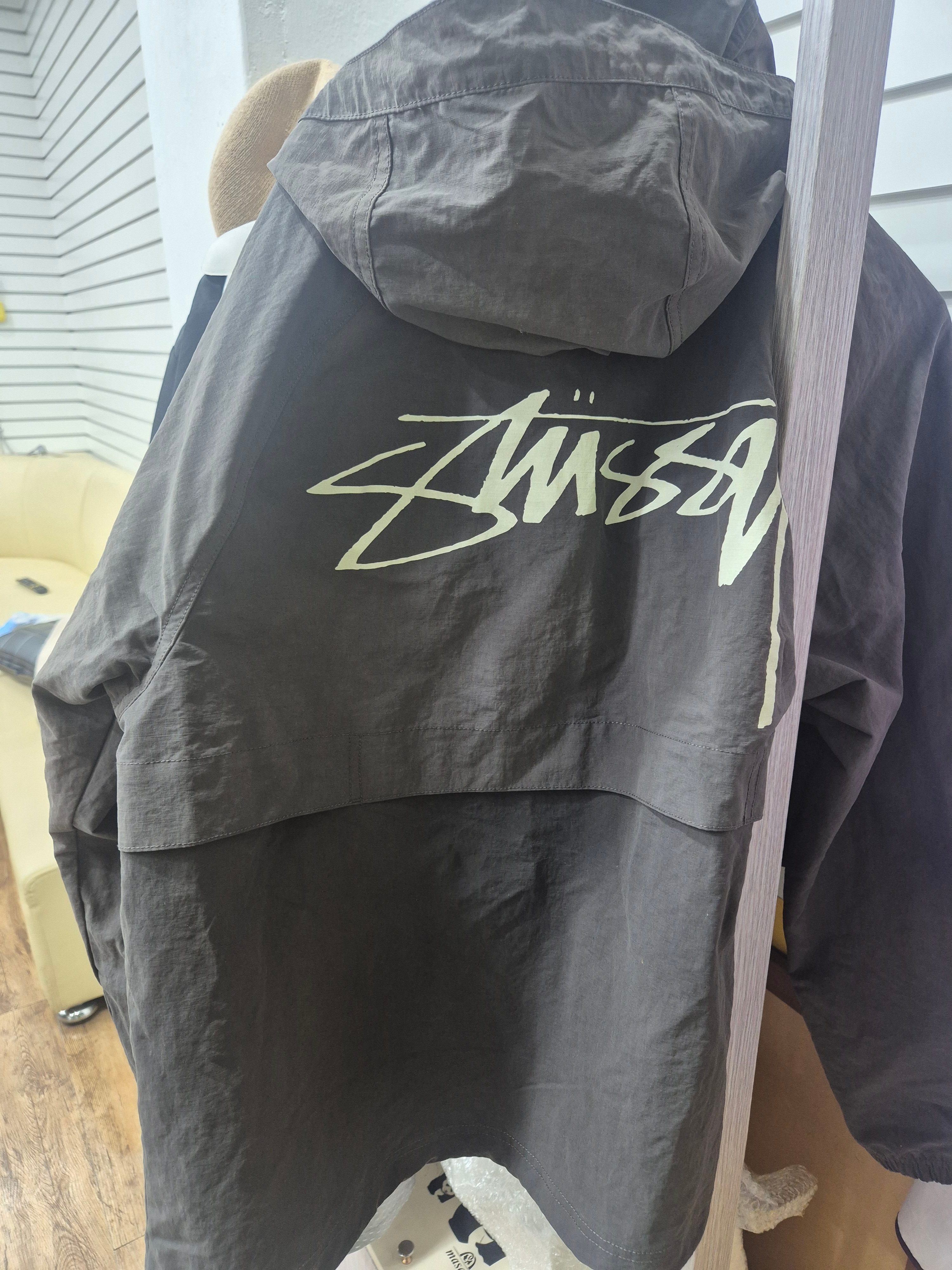 Stussy Wave Dye Beach Shell Jacket Black 착용 스타일