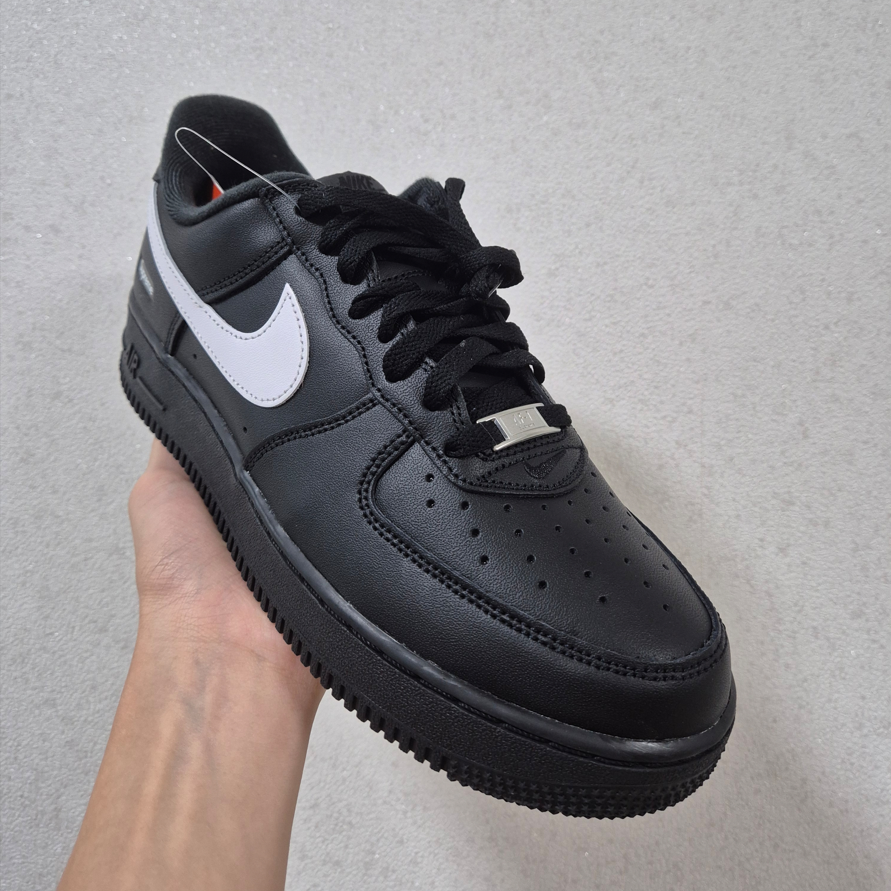 Nike x Supreme Air Force 1 Low Black 착용 스타일 - 1