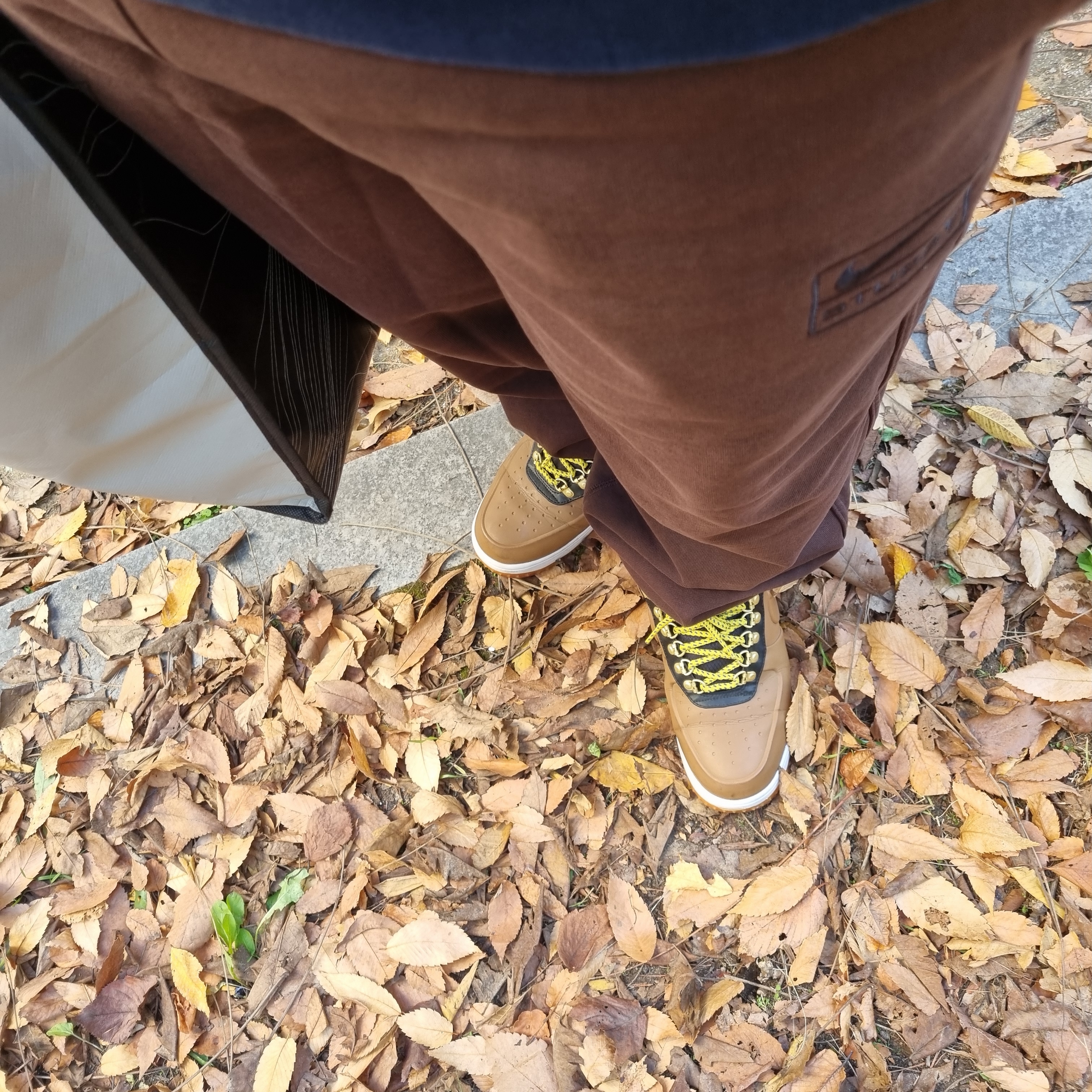 Nike x Stussy Stone Washed Fleece Pants Dark Cinder (FN5235-261), Nike Lunar Force 1 Duckboot Low Olive Canvas 착용 스타일