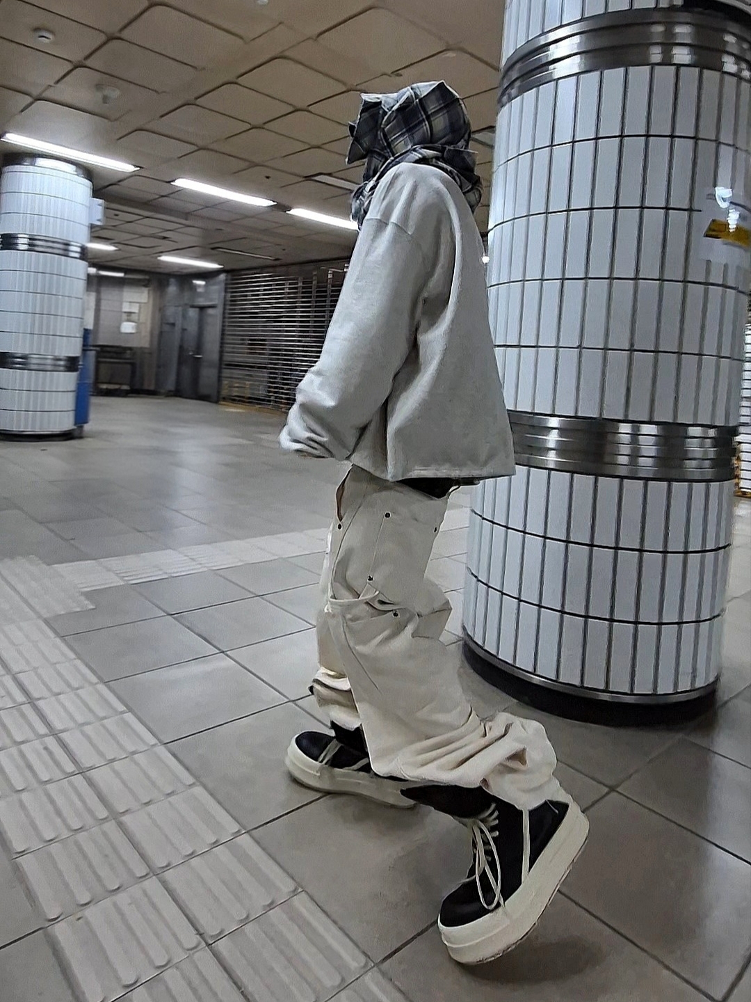 Undermycar Mu.140 Combi Crop Collar Sweatshirt Oatmeal 착용 스타일