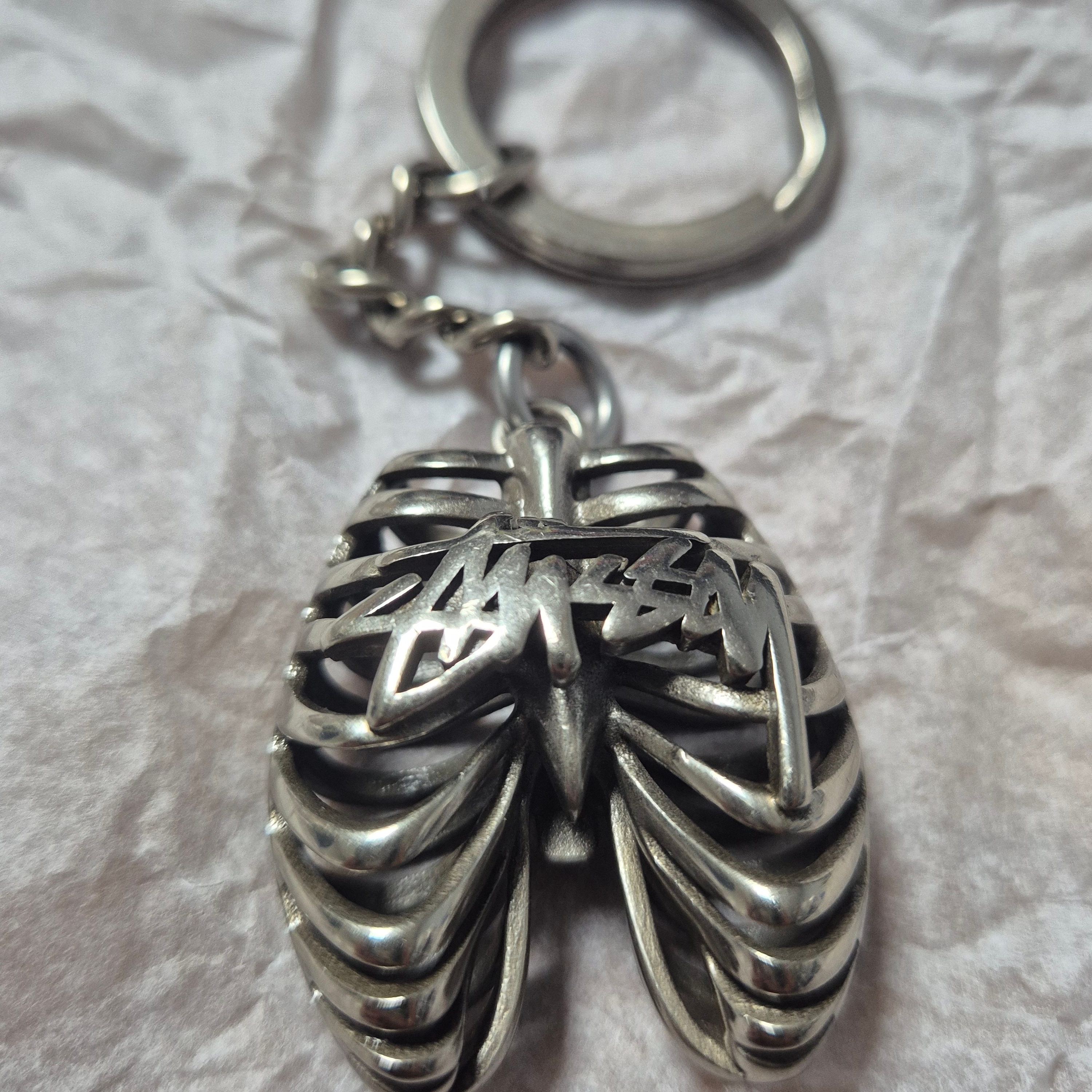 Stussy Ribcage Keychain Silver 착용 스타일 - 2