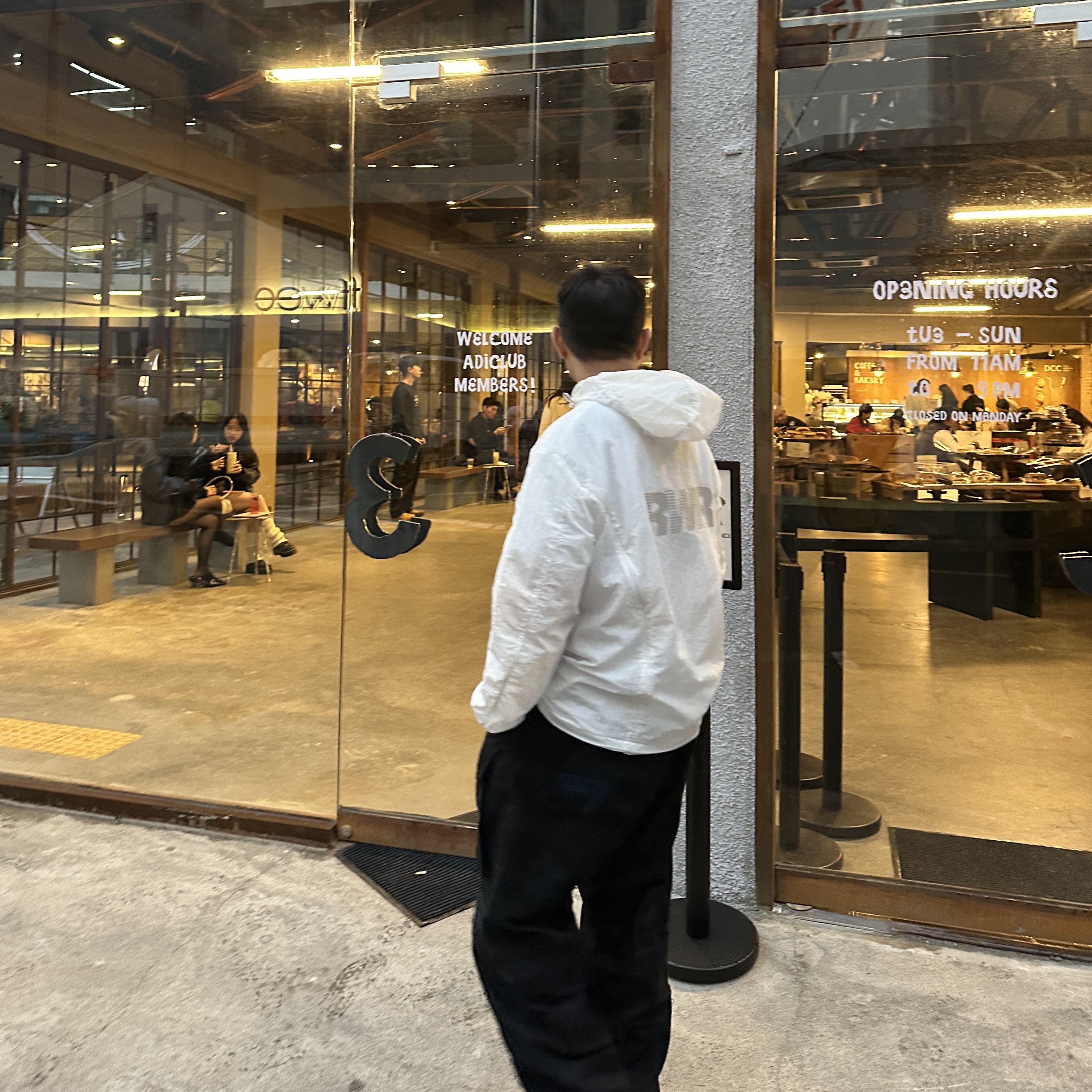 [KREAM 단독] runwhither Windbreaker Jacket V2 White 착용 스타일 - 3