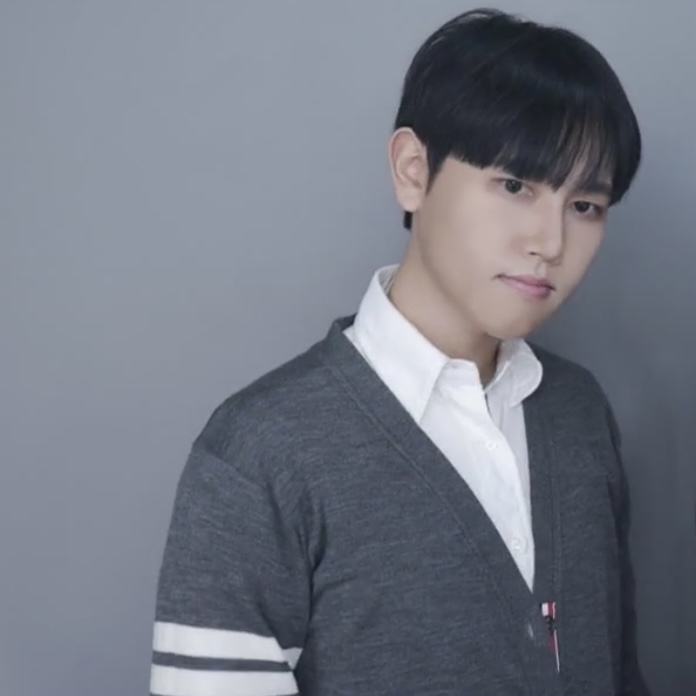 Thom Browne Sustainable Fine Merino Wool 4-Bar Classic Cardigan Medium Grey, Thom Browne Cotton Oxford Grosgrain Placket Shirt White 착용 스타일 - 1