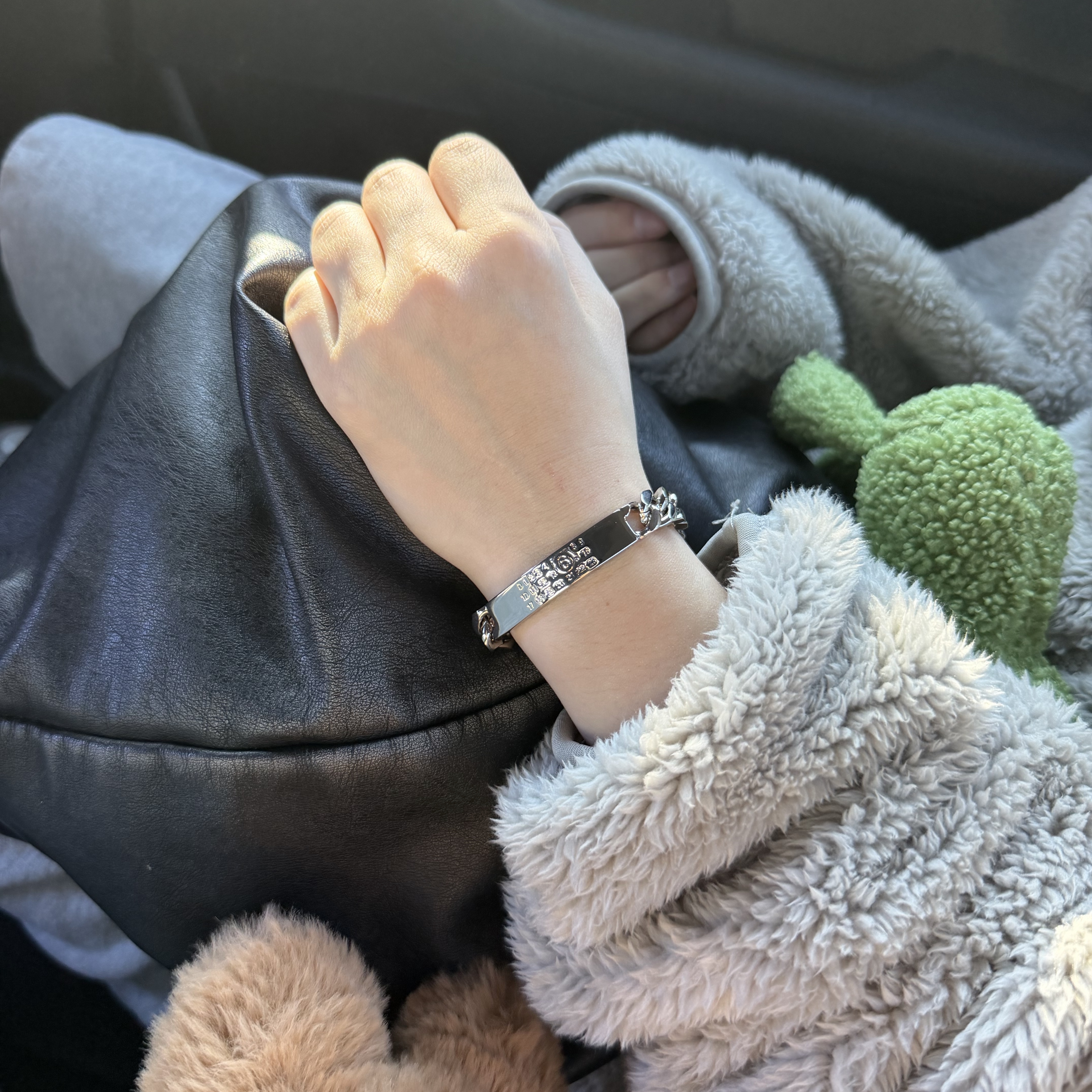 (W) MM6 Maison Margiela Classic Chain Bracelet Palladium (2025 Ver.) 착용 스타일