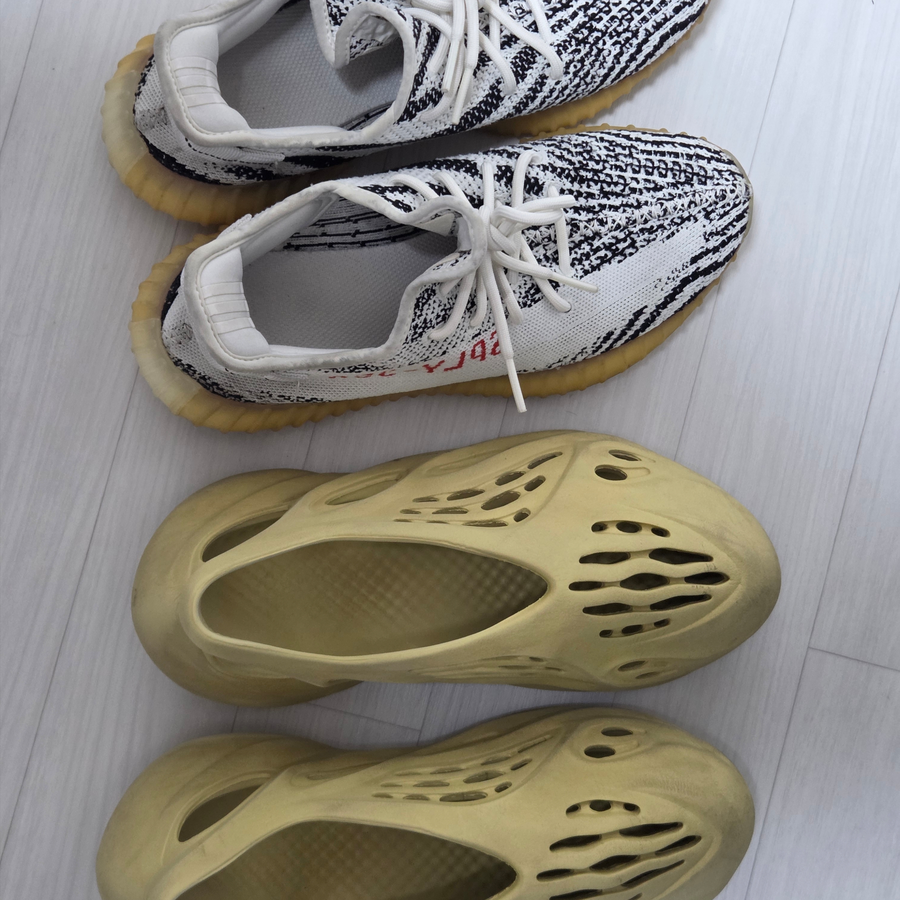 Adidas Yeezy Boost 350 V2 Zebra 2017/2019/2020, Adidas Yeezy Foam RNNR Sulfur 착용 스타일