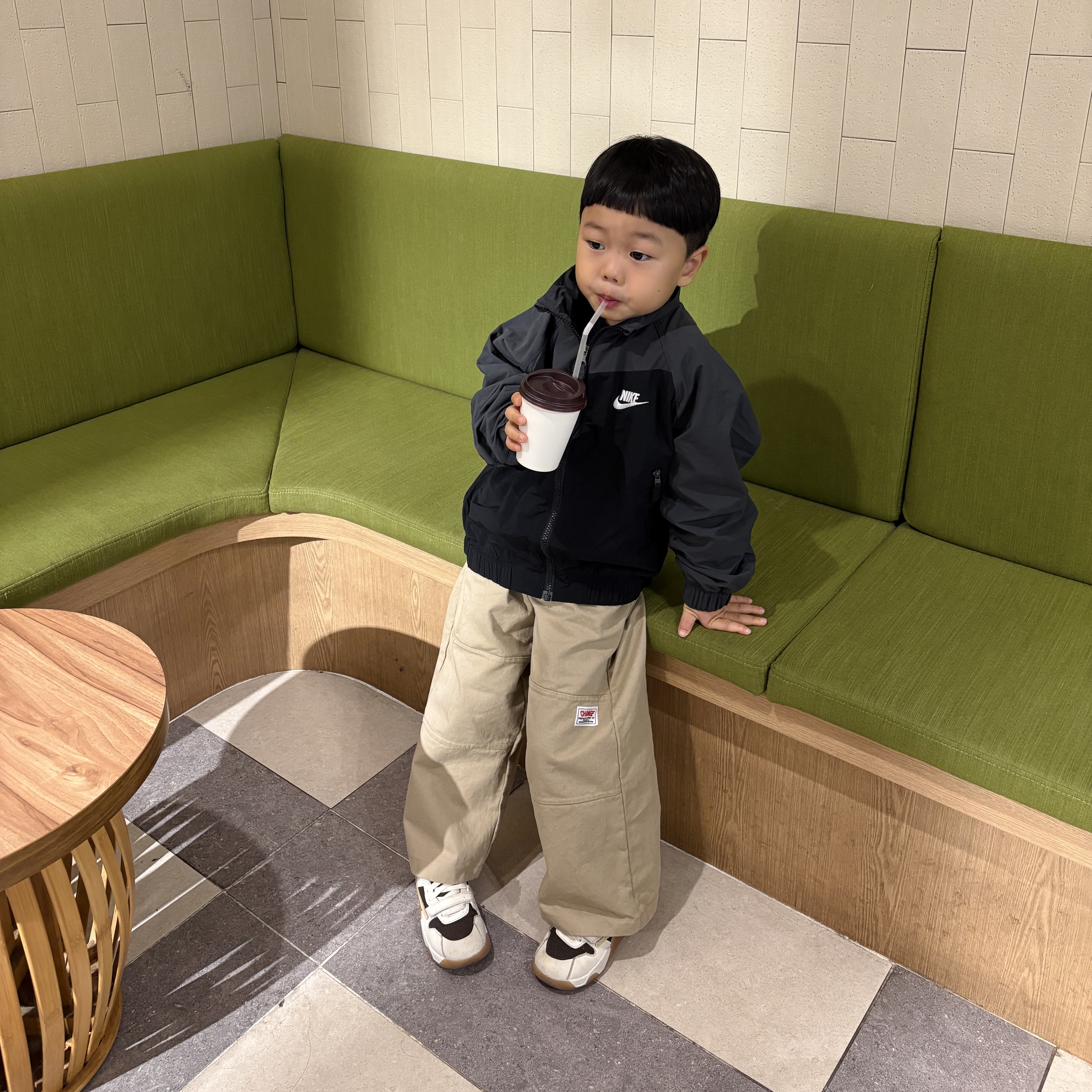 (Kids) Nike NSW Amplify Woven Full Zip Jacket Black Dark Smoke Grey, (TD) Jordan x Travis Scott Jumpman Jack TR Sail and Dark Mocha 착용 스타일 - 3