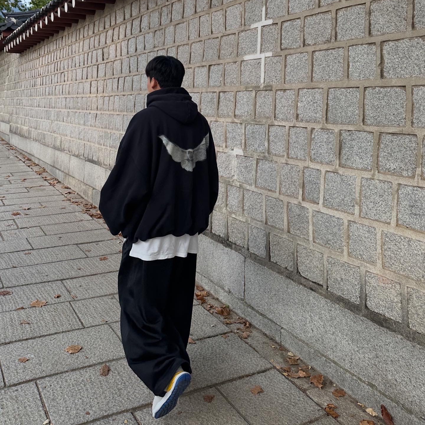 Yeezy Gap Engineered By Balenciaga Dove Hoodie Washed Black 착용 스타일 - 2