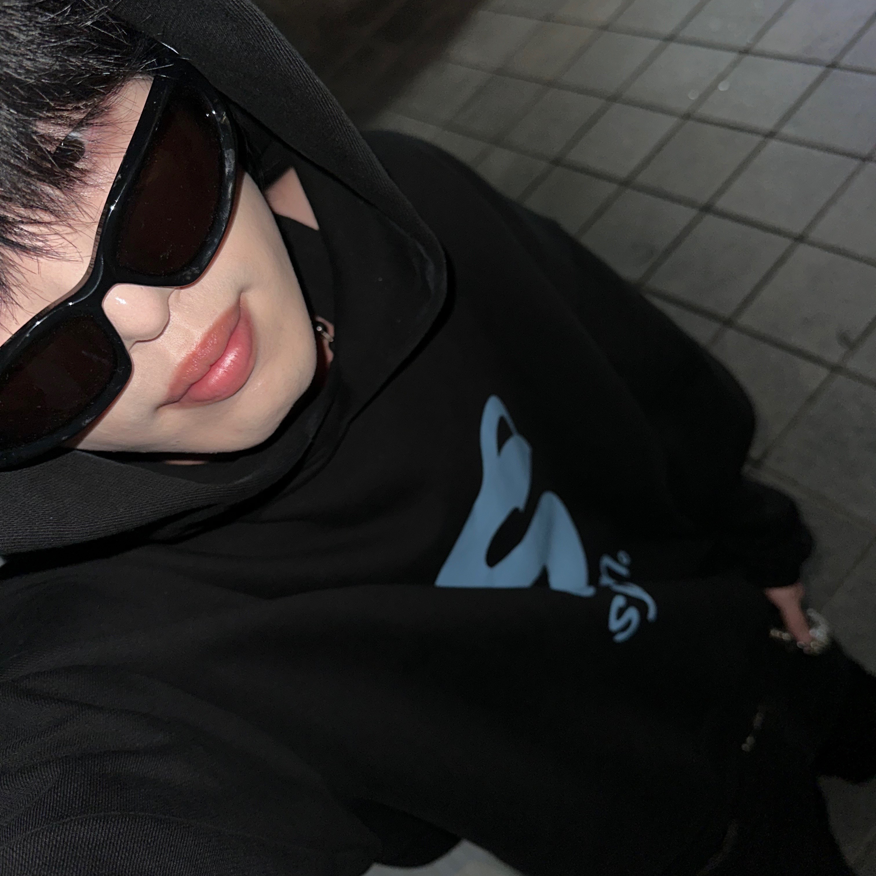 Balenciaga Swift Oval Sunglasses Black, Balenciaga Stomper Bootie Black 착용 스타일 - 2