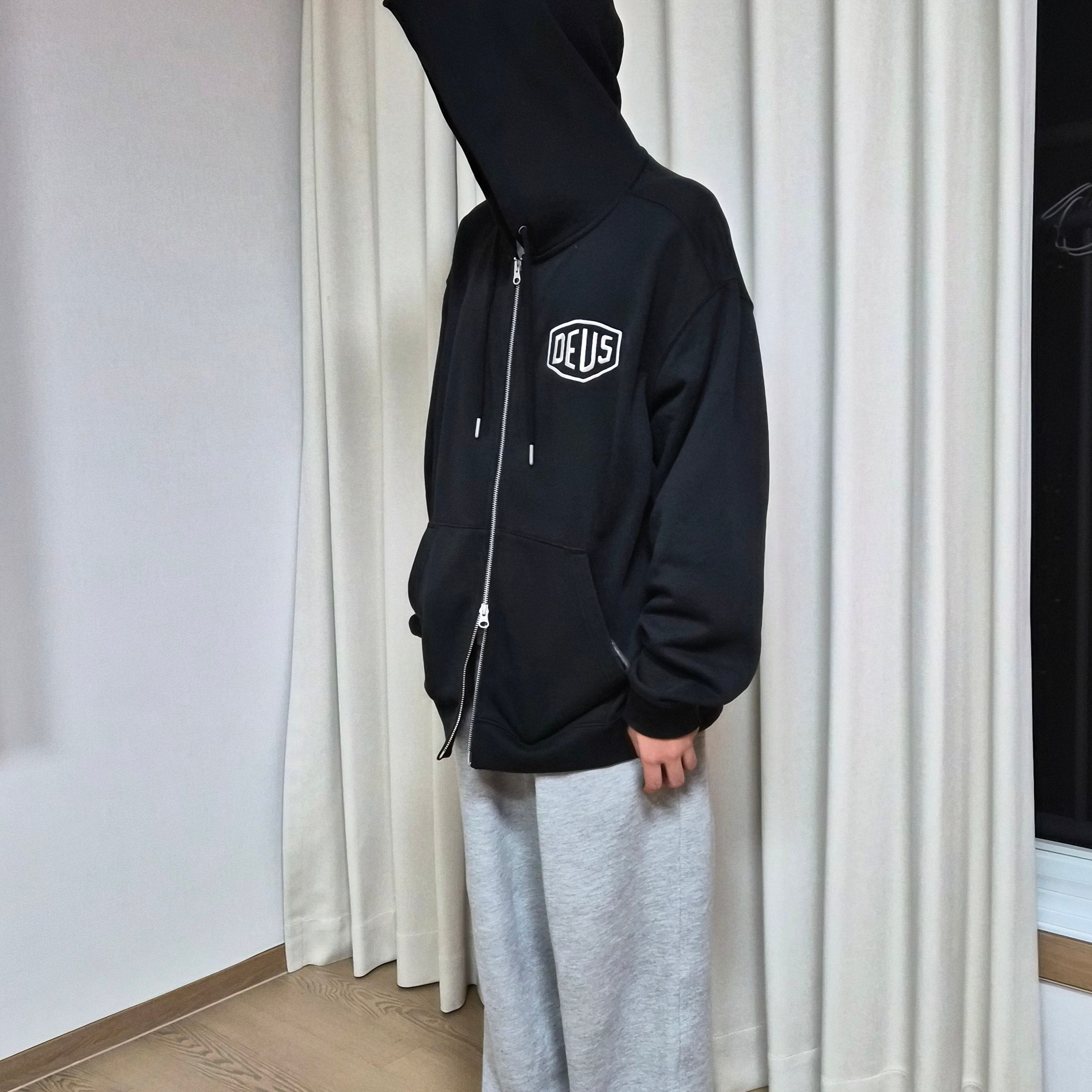 Deus Ex Machina College Address Hoodie Zip Up Black 착용 스타일 - 2