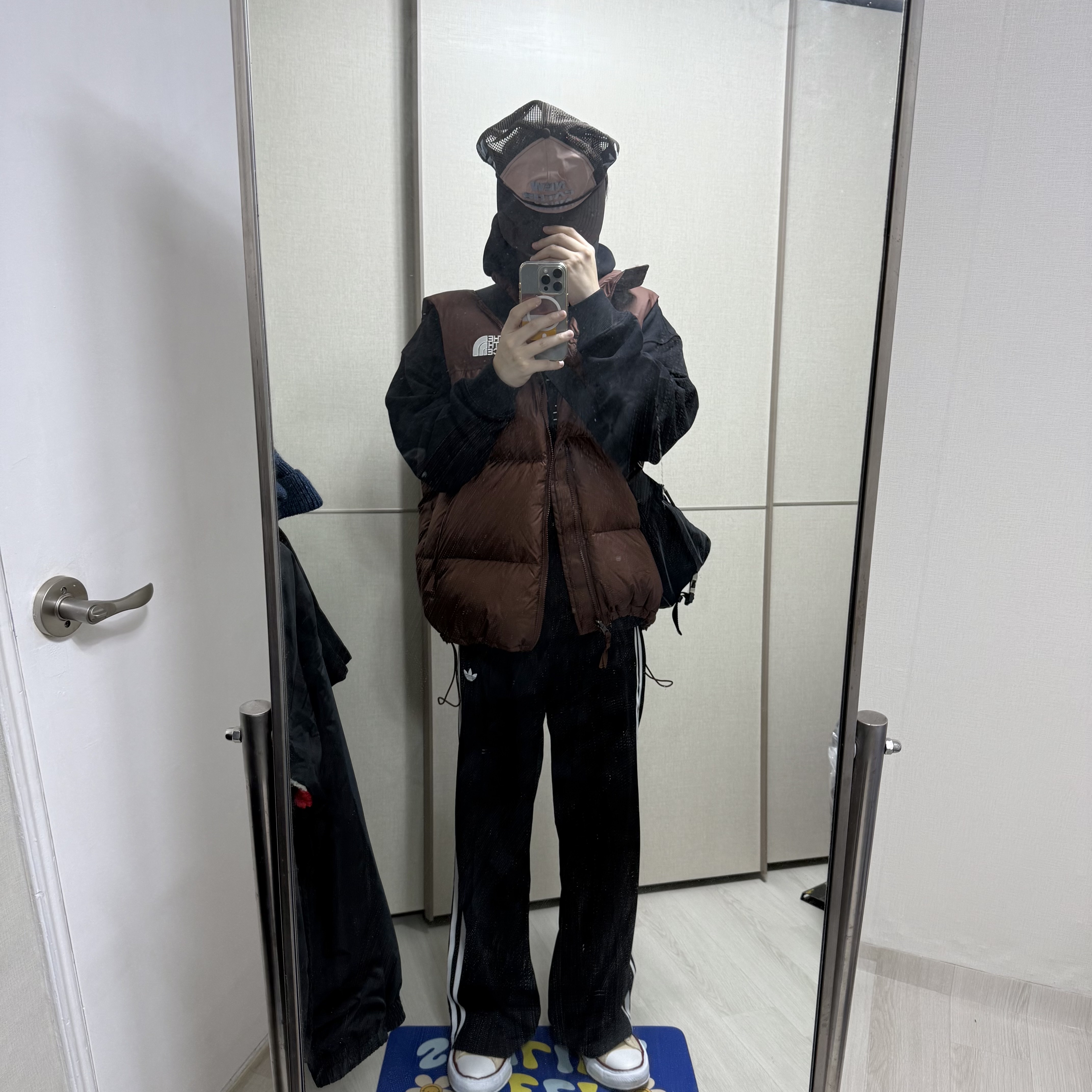 The North Face 1996 Retro Nuptse Vest Dark Oak, Diesel S-Ummer-Bigoval Hoodie with Embossed Logo Black 착용 스타일