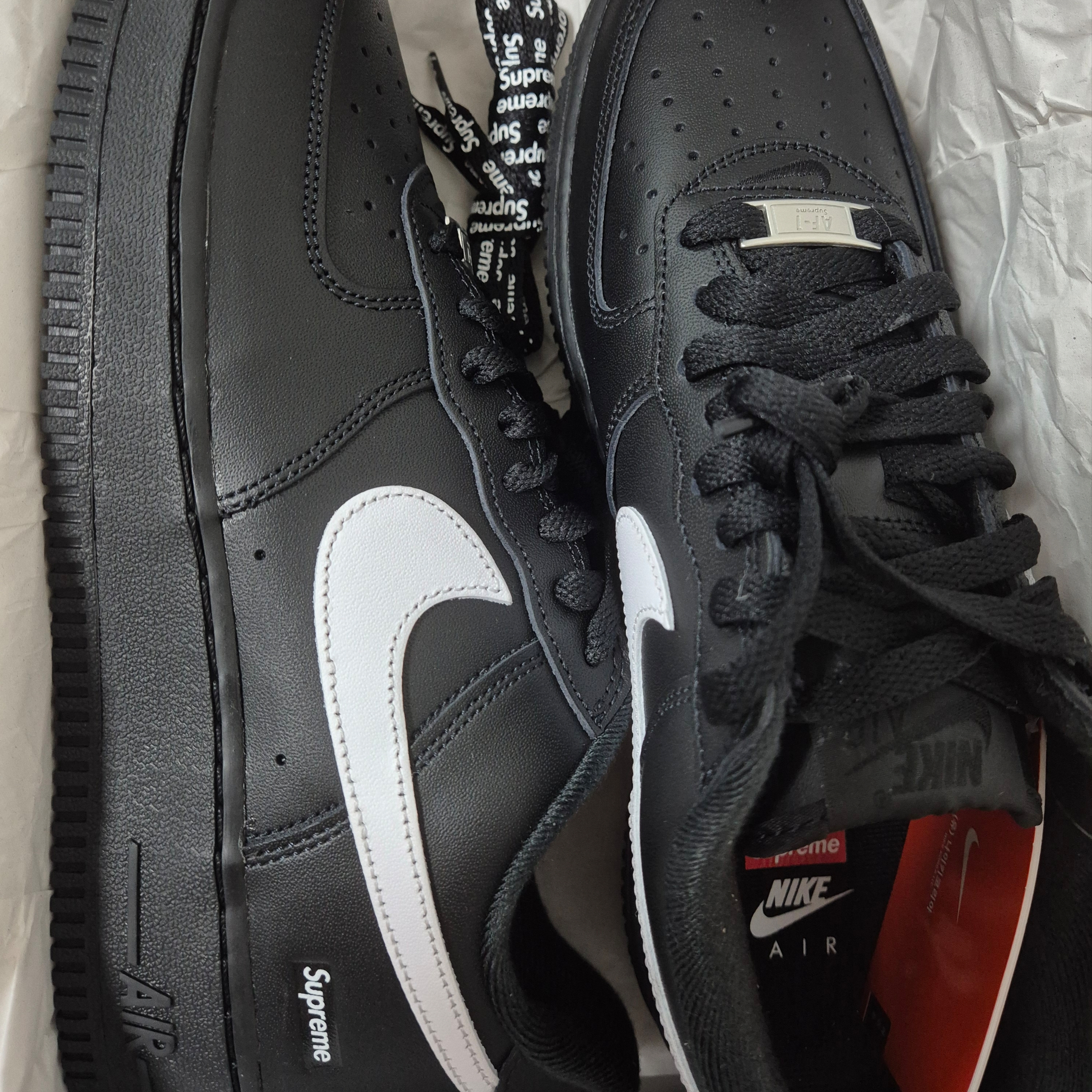 Nike x Supreme Air Force 1 Low Black 착용 스타일 - 2