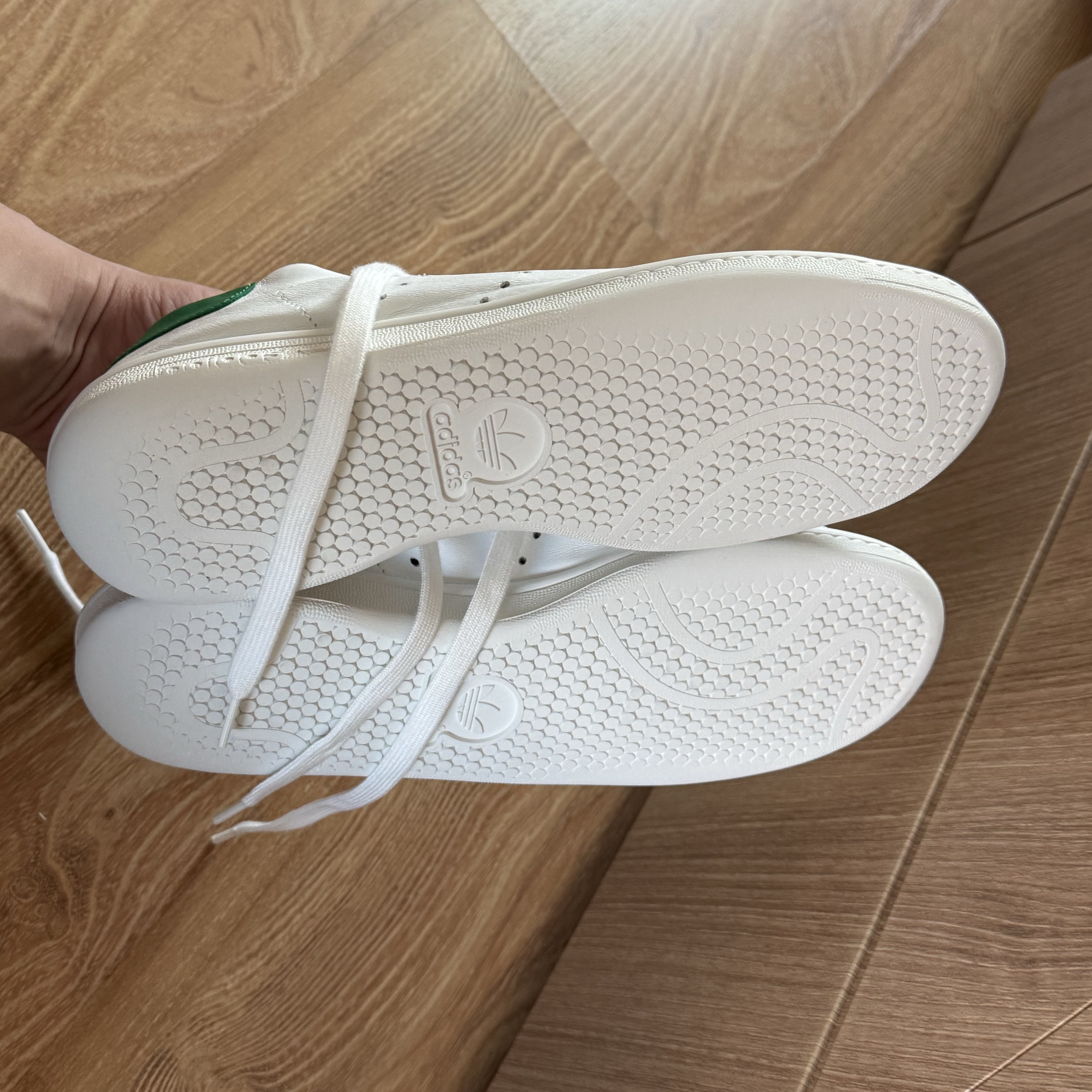 Balenciaga x Adidas Stan Smith Core White Green 착용 스타일 - 2