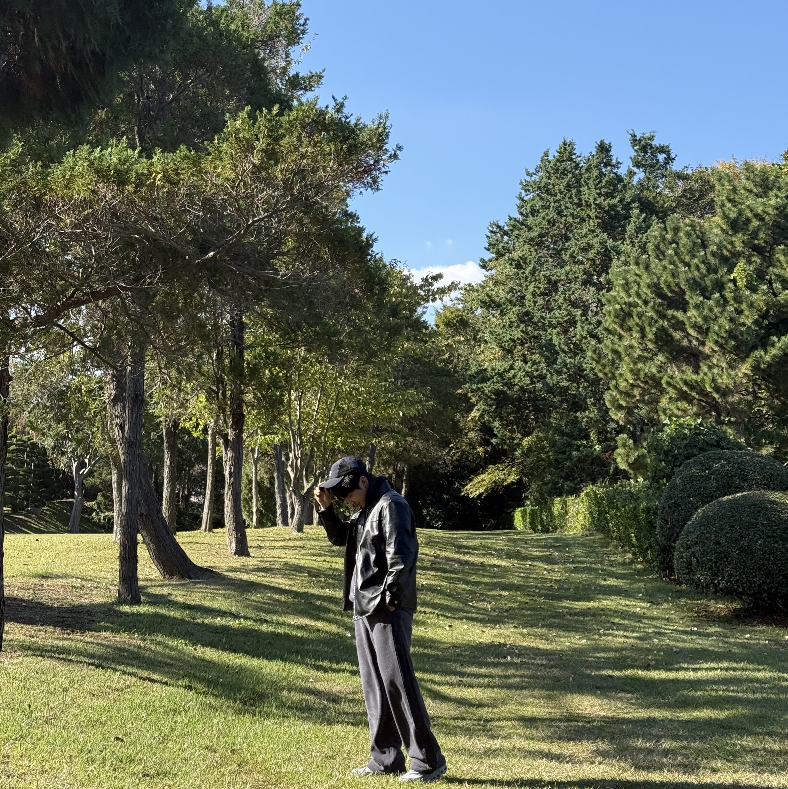 On Running x Post Archive Faction (Paf) Cloudmonster Hyper Phantom Apollo, Uniqlo x Needles Fleece Wide Pants Dark Gray - KR 착용 스타일 - 3