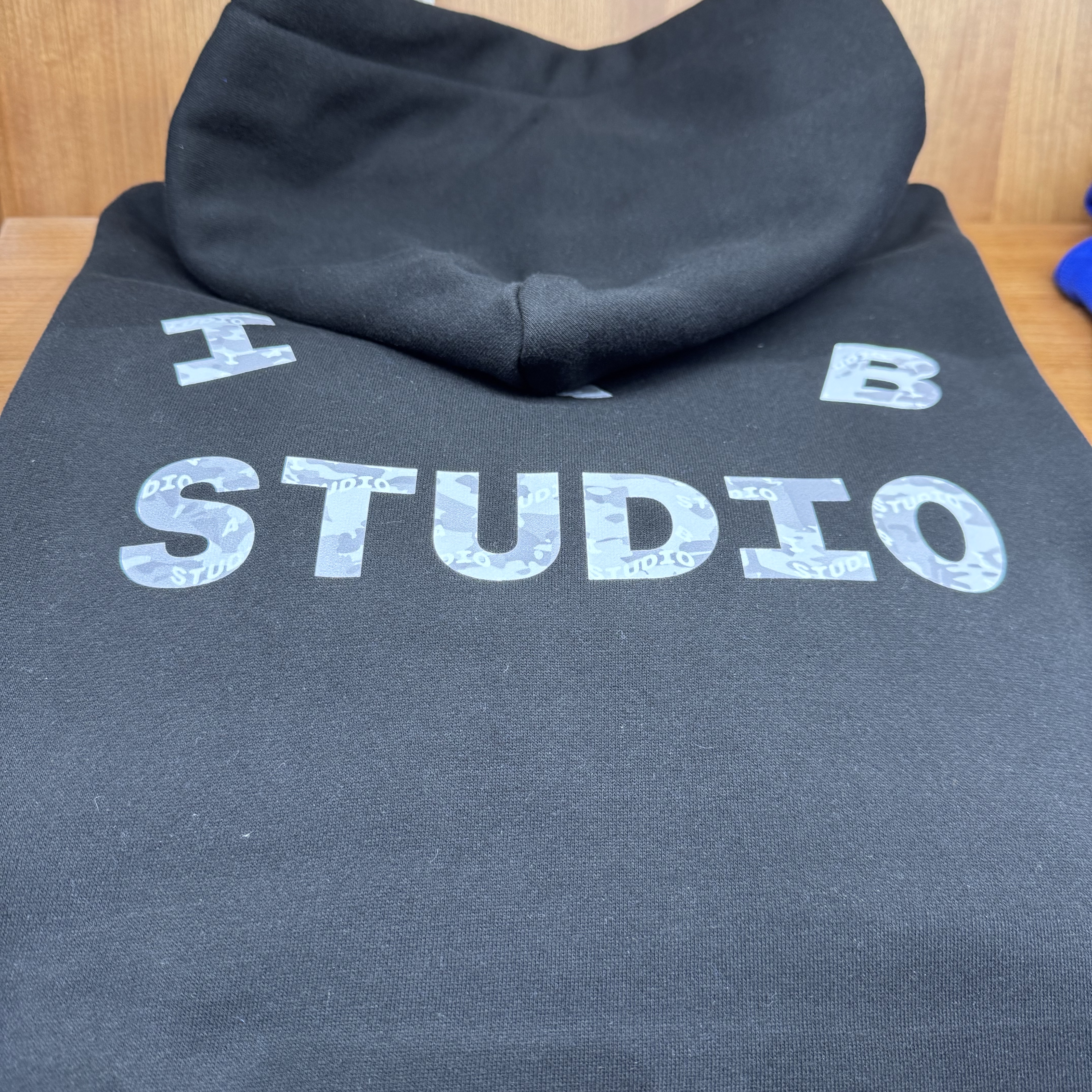IAB Studio IAB Camo Logo Hoodie Black 착용 스타일