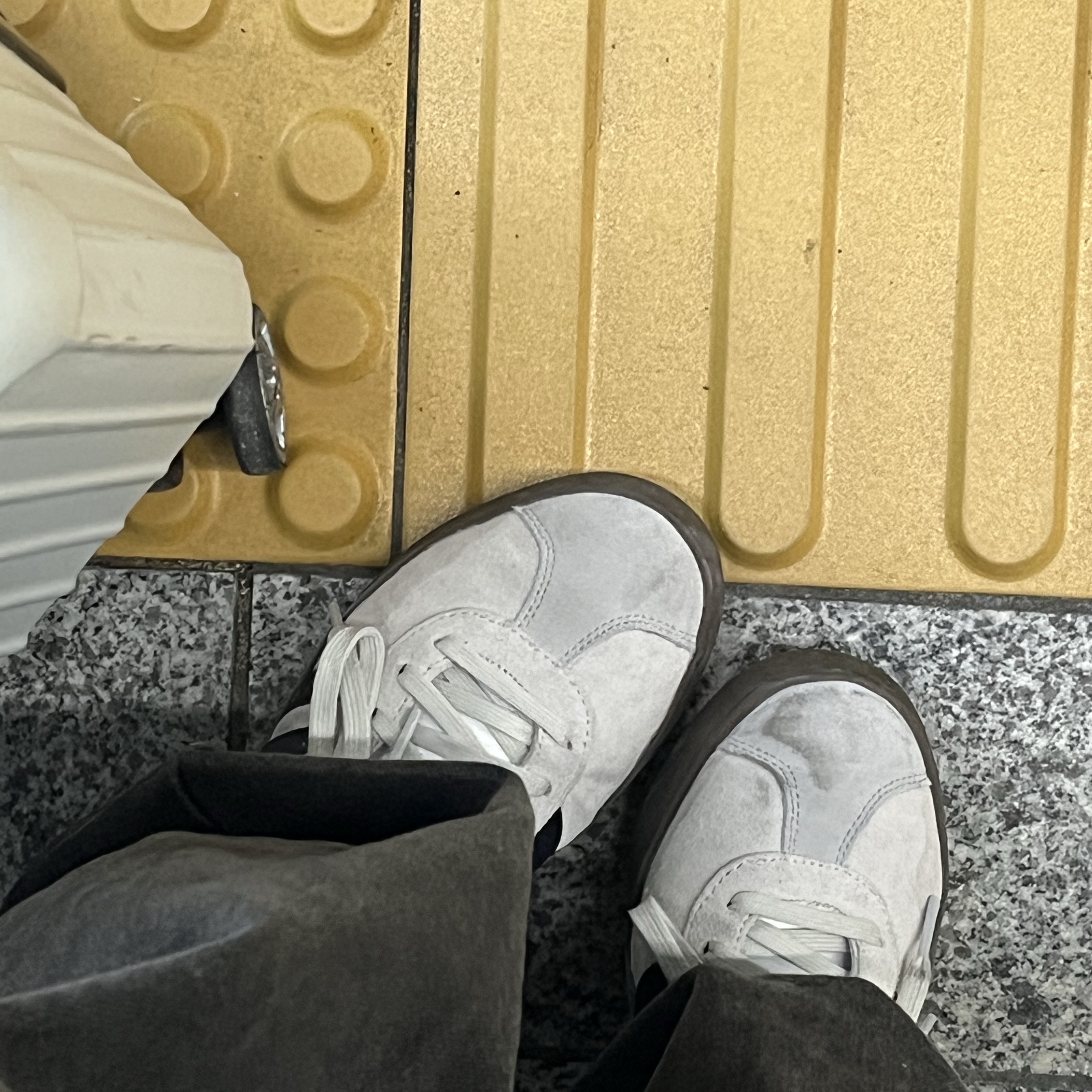 Adidas VL Court 2.0 Grey Black 착용 스타일