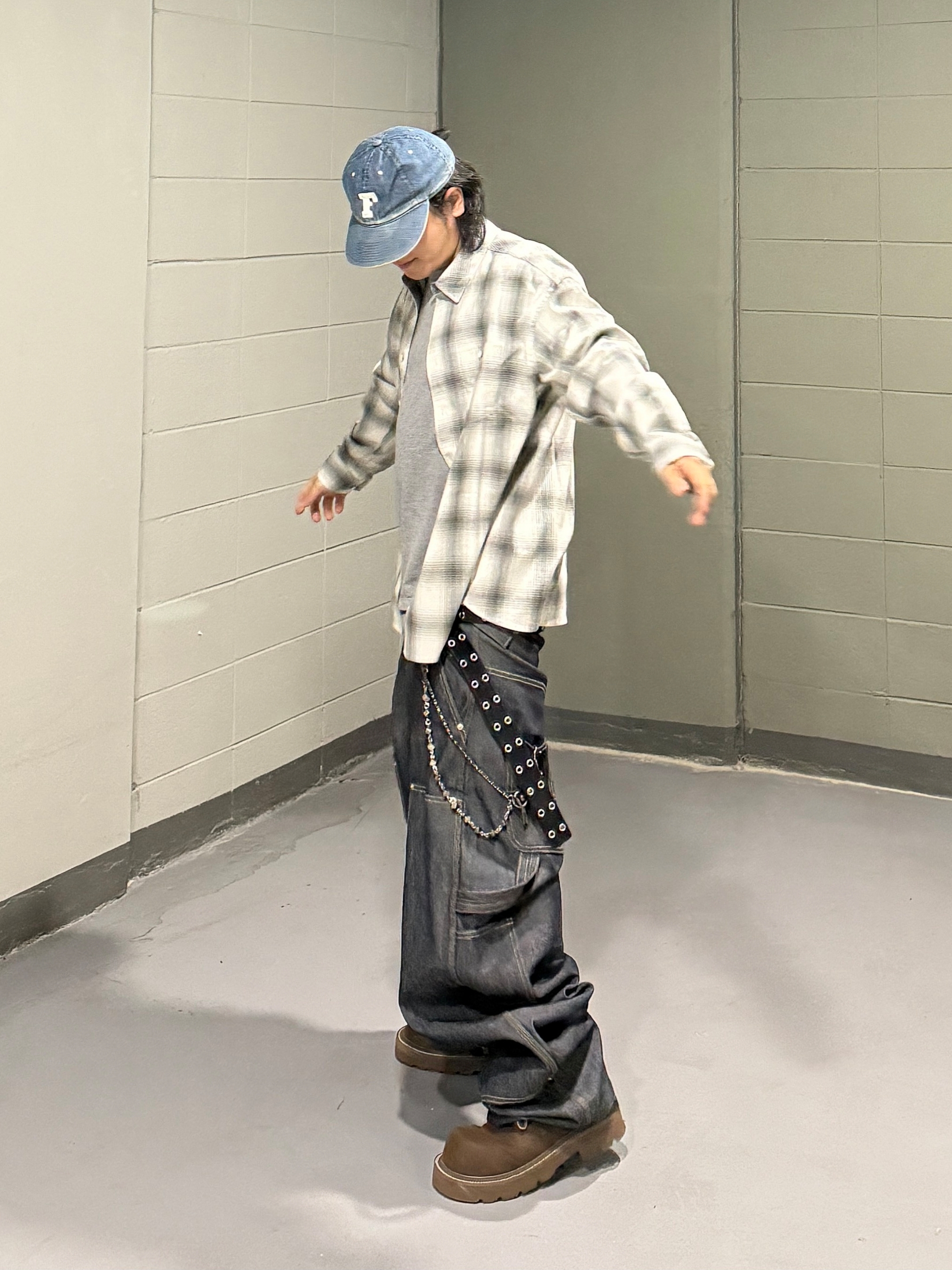 GRAILZ x KOIN SEOUL Carpenter Raw Denim Pants Indigo, Kamien x MJD Double Hole Belt Black Shearling Calfskin 착용 스타일 - 1