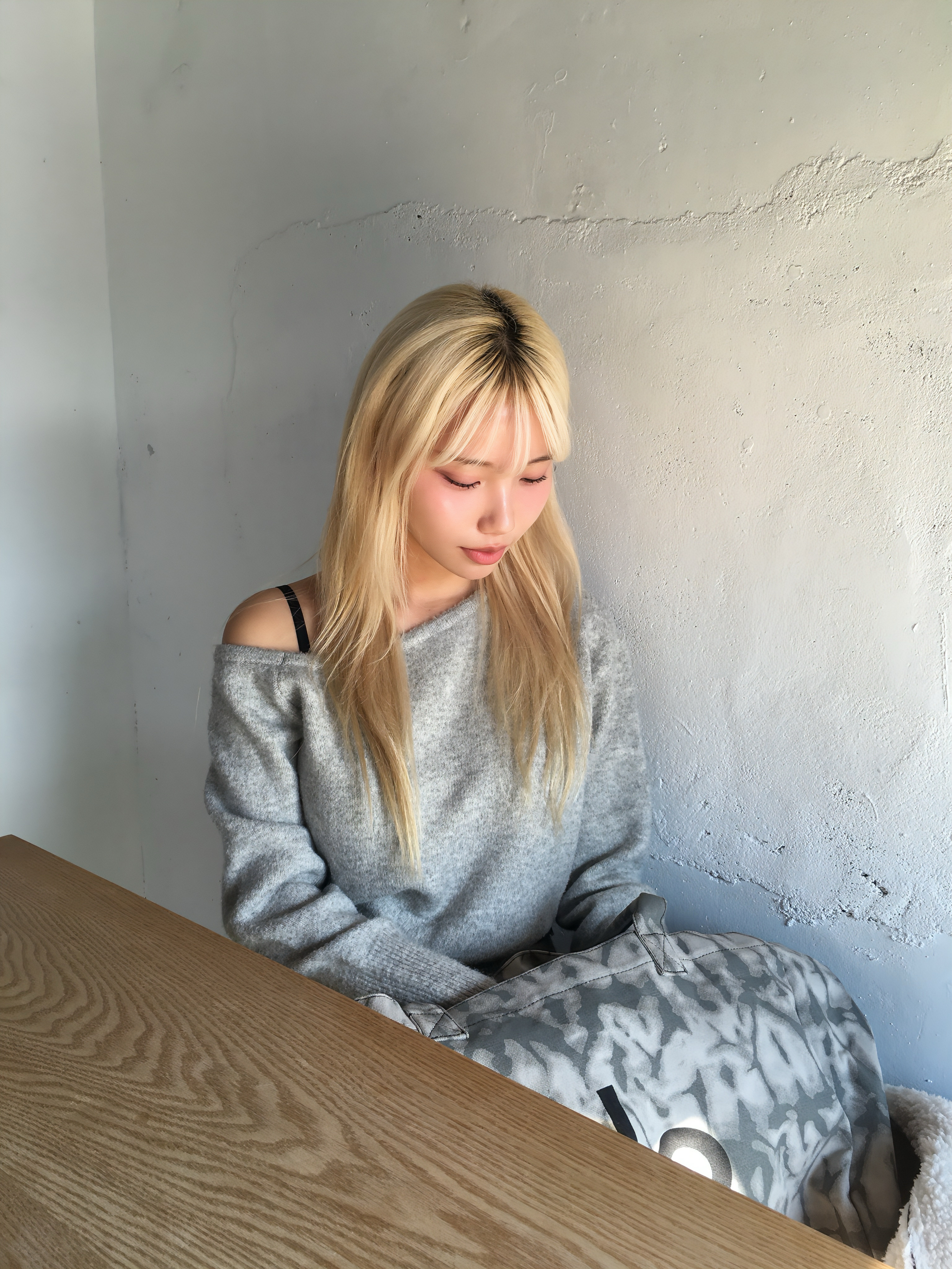 Alo Yoga Iconic Shopper Tote Bag Grey Tiedye 착용 스타일 - 2