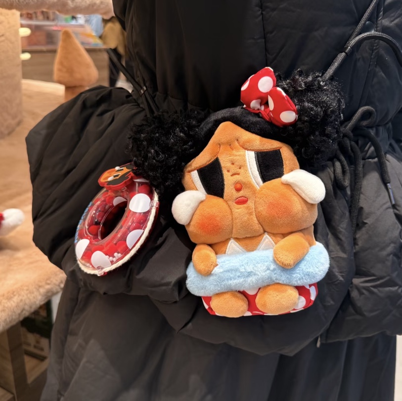 Pop Mart Crybaby Vacation Mode On Series Mini Crossbody Bag Blue, Pop Mart Crybaby Vacation Mode On Series Mini Crossbody Bag Red 착용 스타일