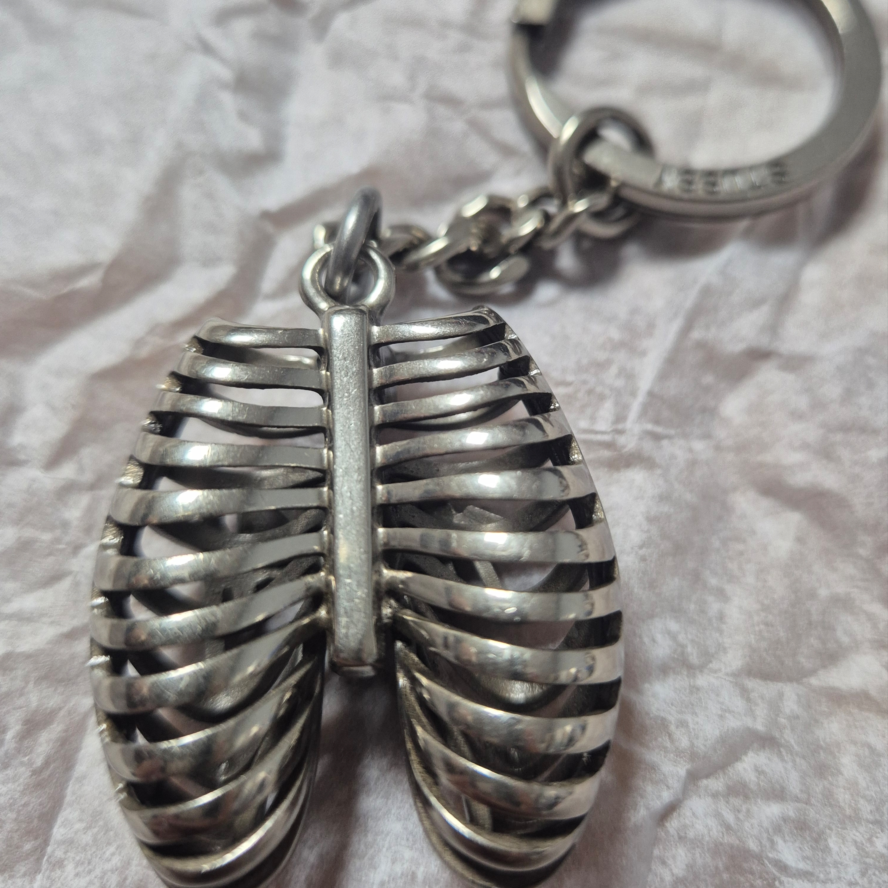 Stussy Ribcage Keychain Silver 착용 스타일 - 3