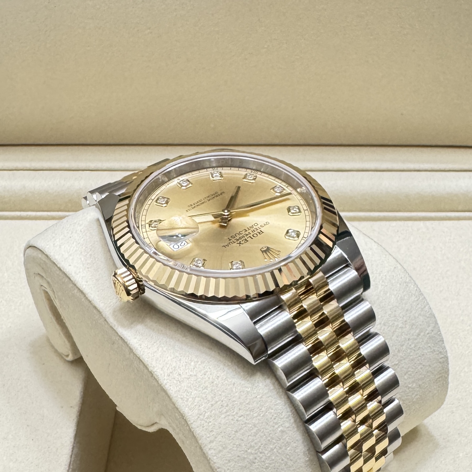 Rolex Datejust 41mm 126333 Champagne Diamond-Set Jubilee 착용 스타일 - 2