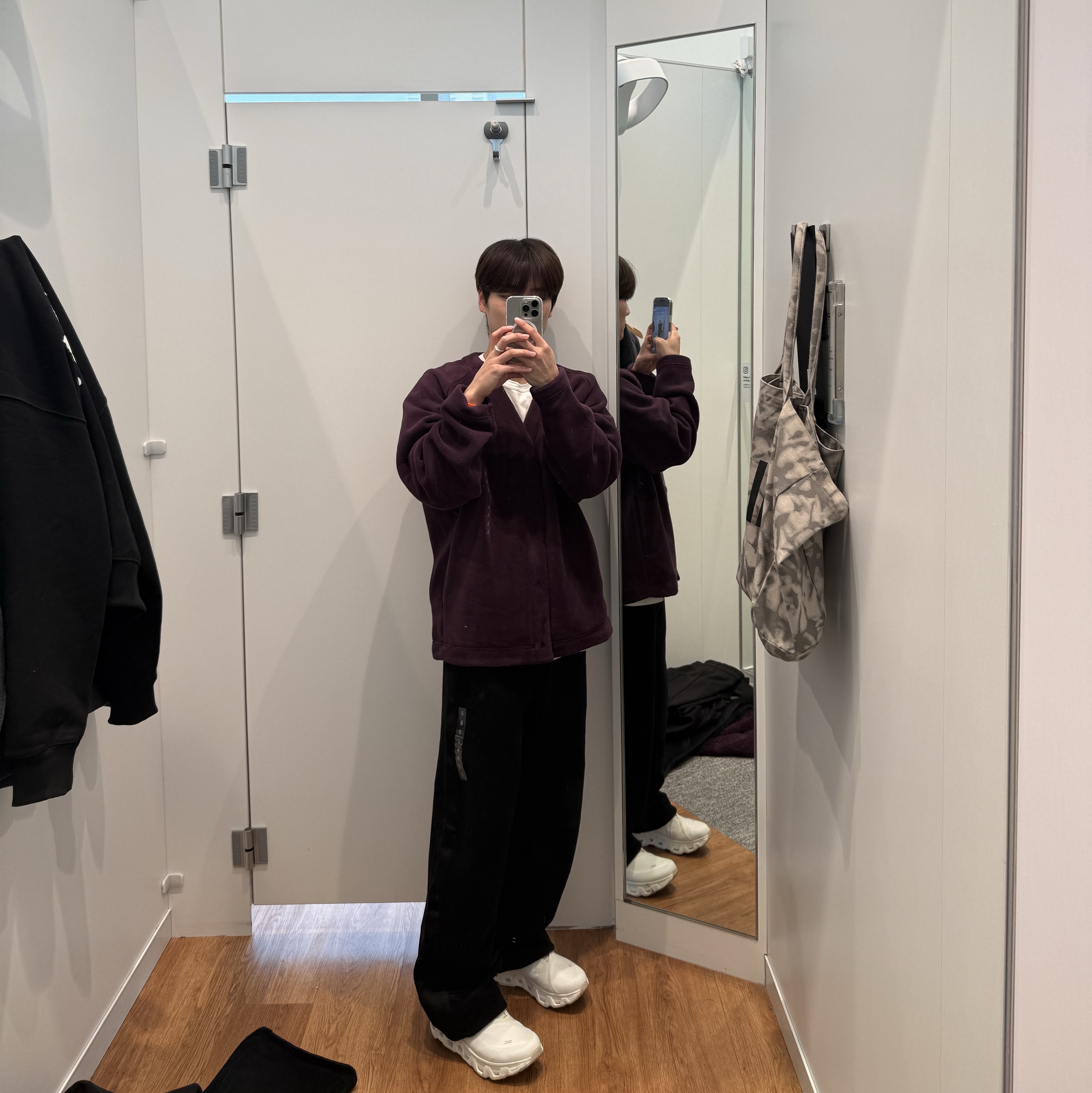 Uniqlo x Needles Fleece Wide Pants Black - KR, On Running x Post Archive Faction (Paf) Cloudmonster Hyper White 착용 스타일 - 1