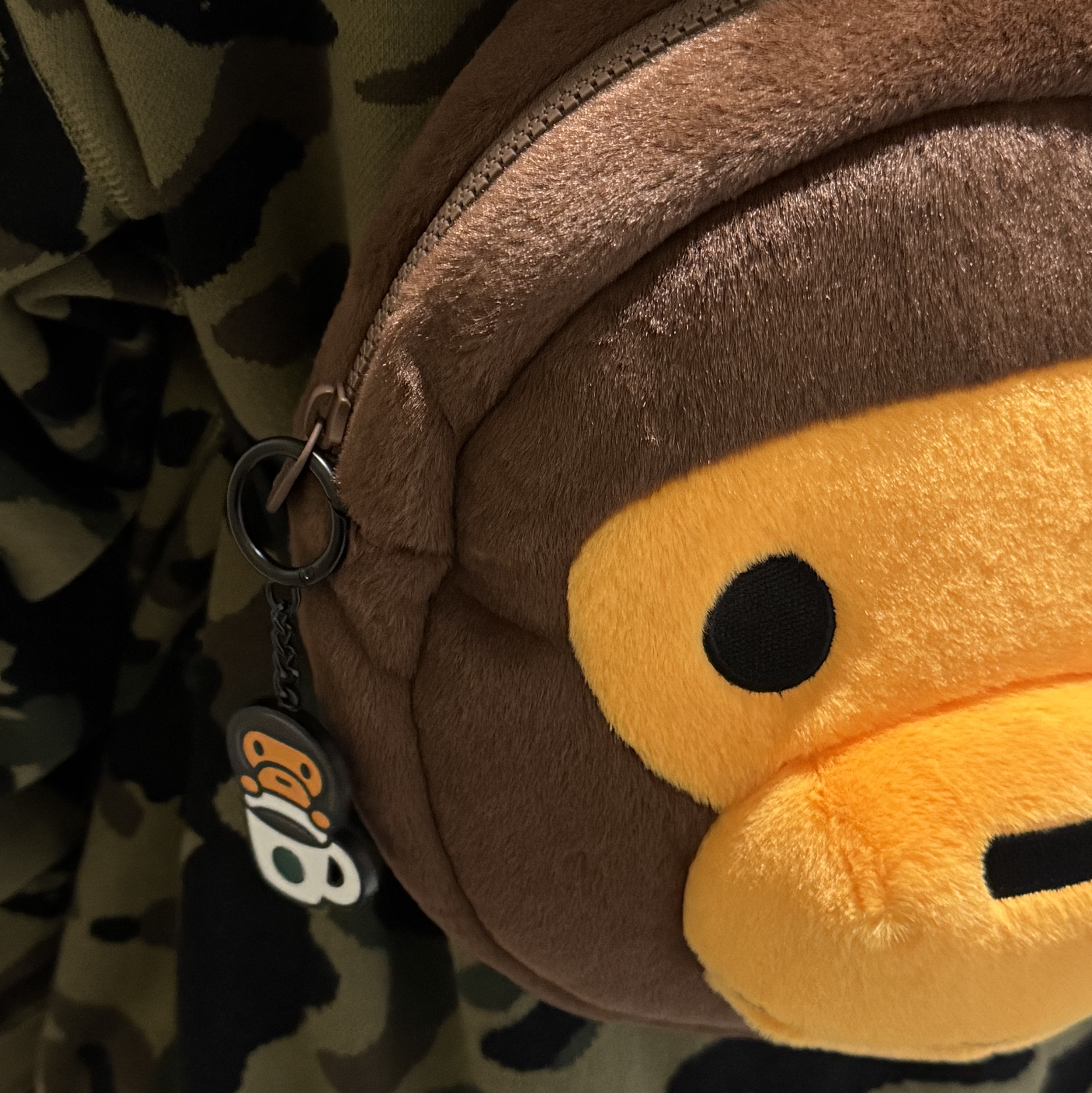 BAPE Baby Milo Plush Backpack Brown, BAPE 1st Camo Jacquard Shark Full Zip Hoodie Green 착용 스타일 - 2