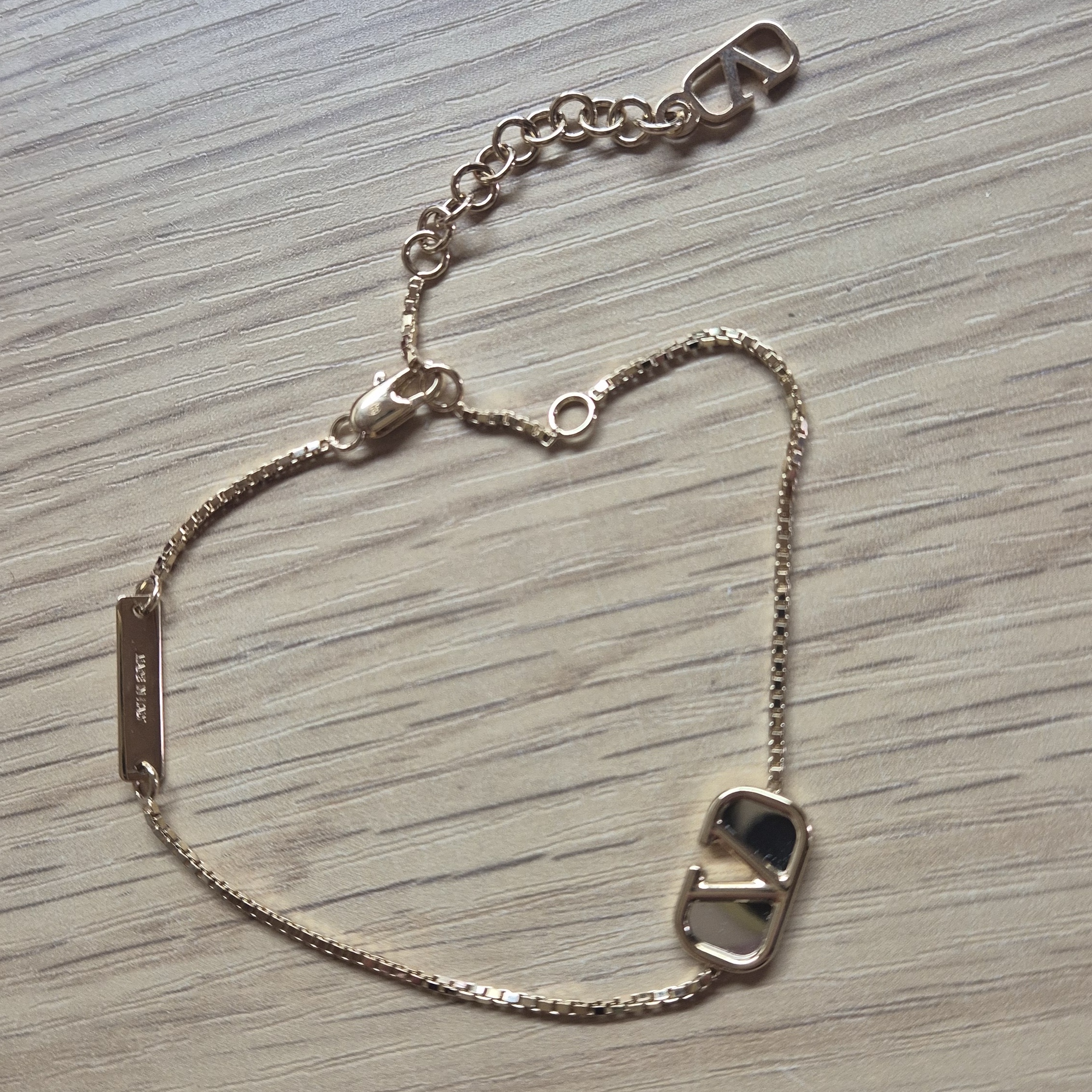 Valentino Vlogo Signature Metal Bracelet Gold 착용 스타일