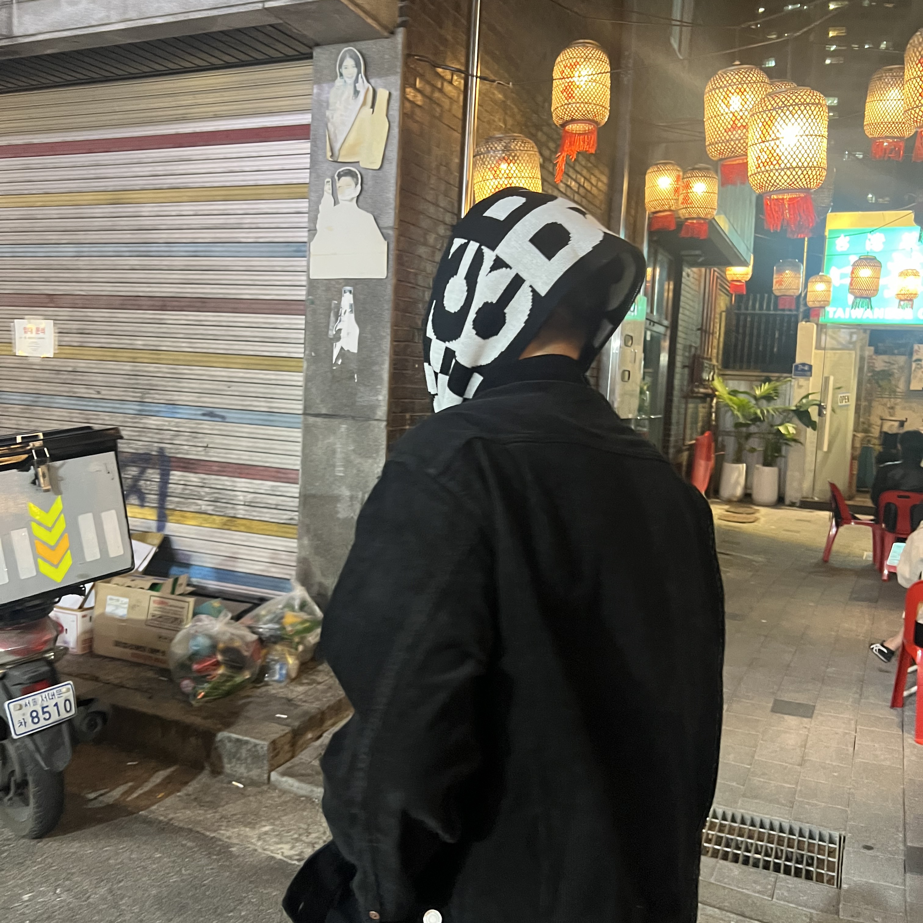 CDG Logo Check Muffler White Black 착용 스타일 - 2