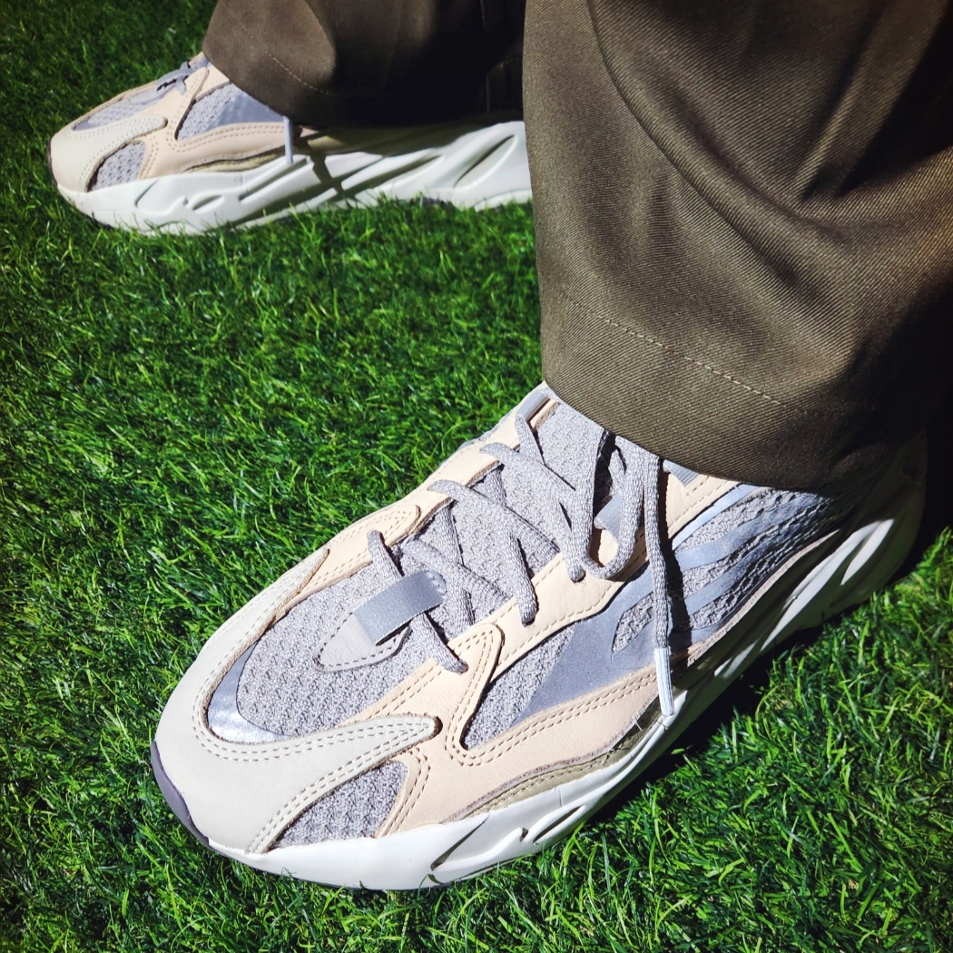 BAPE One Point Cap Yellow, Adidas Yeezy Boost 700 V2 Cream 착용 스타일 - 5