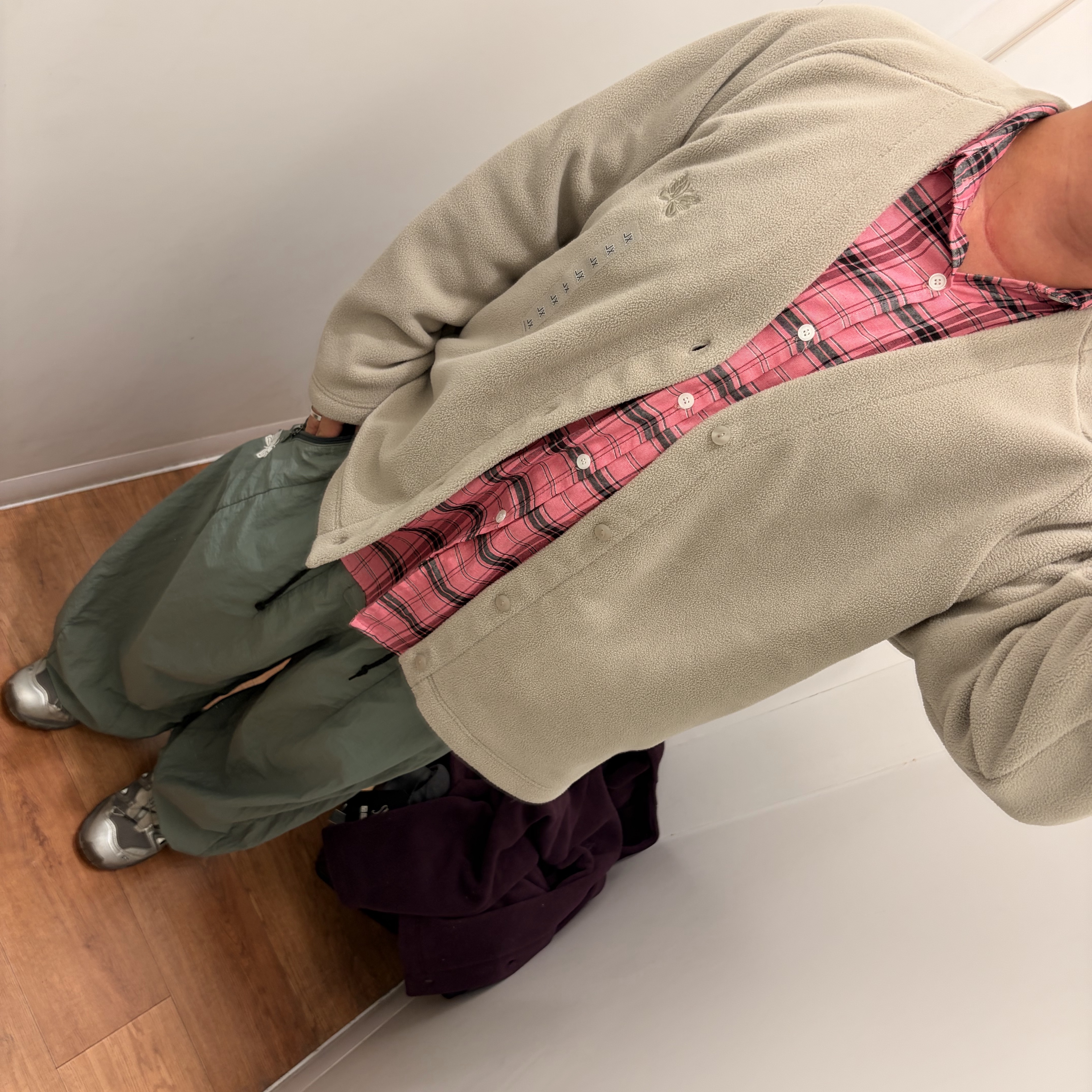 Uniqlo x Needles Fleece Oversized Cardigan Beige - KR, Uniqlo x Needles Fleece Oversized Cardigan Purple - KR 착용 스타일 - 1