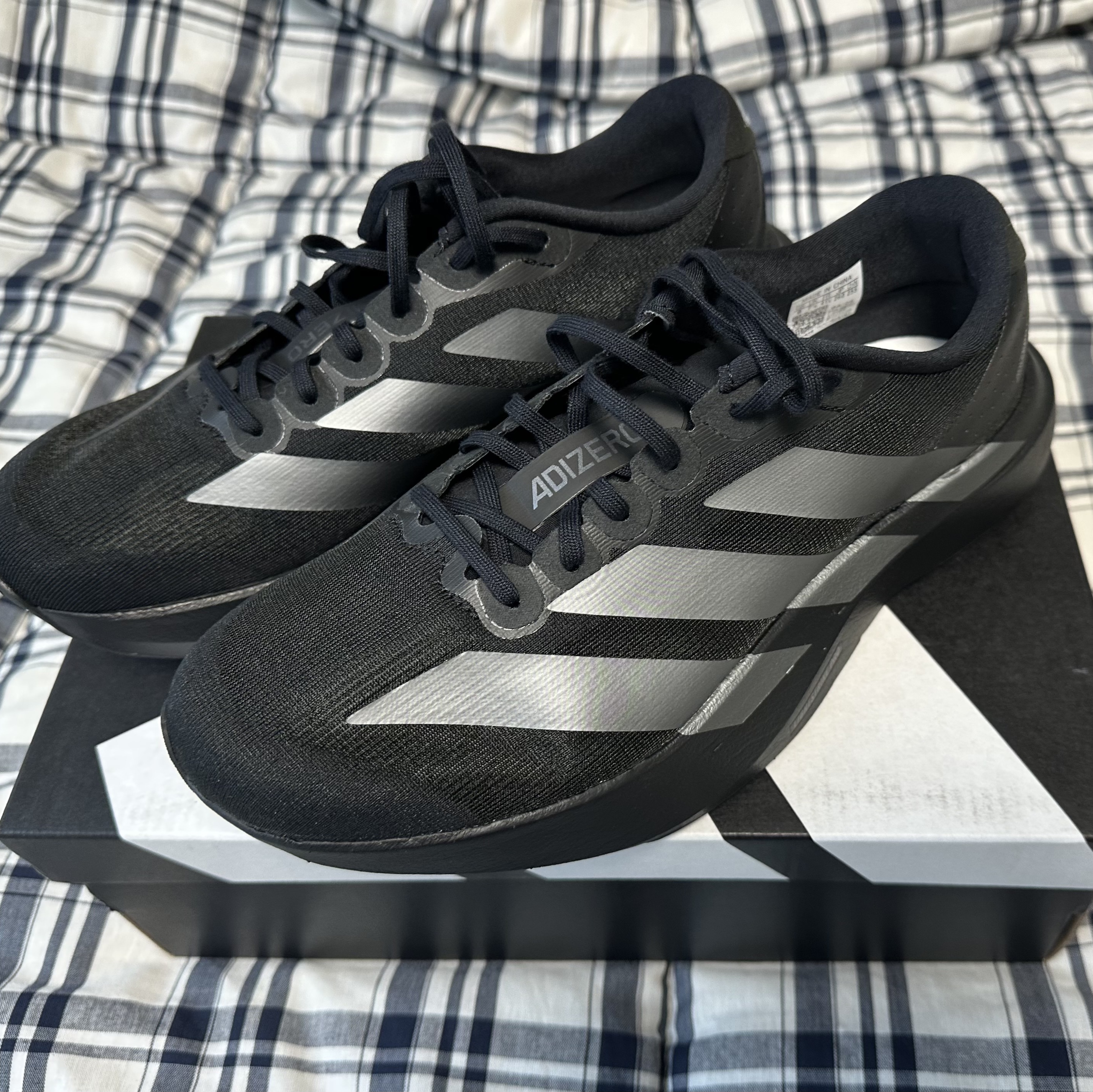 Adidas Adizero EVO SL Core Black Iron Metallic 착용 스타일
