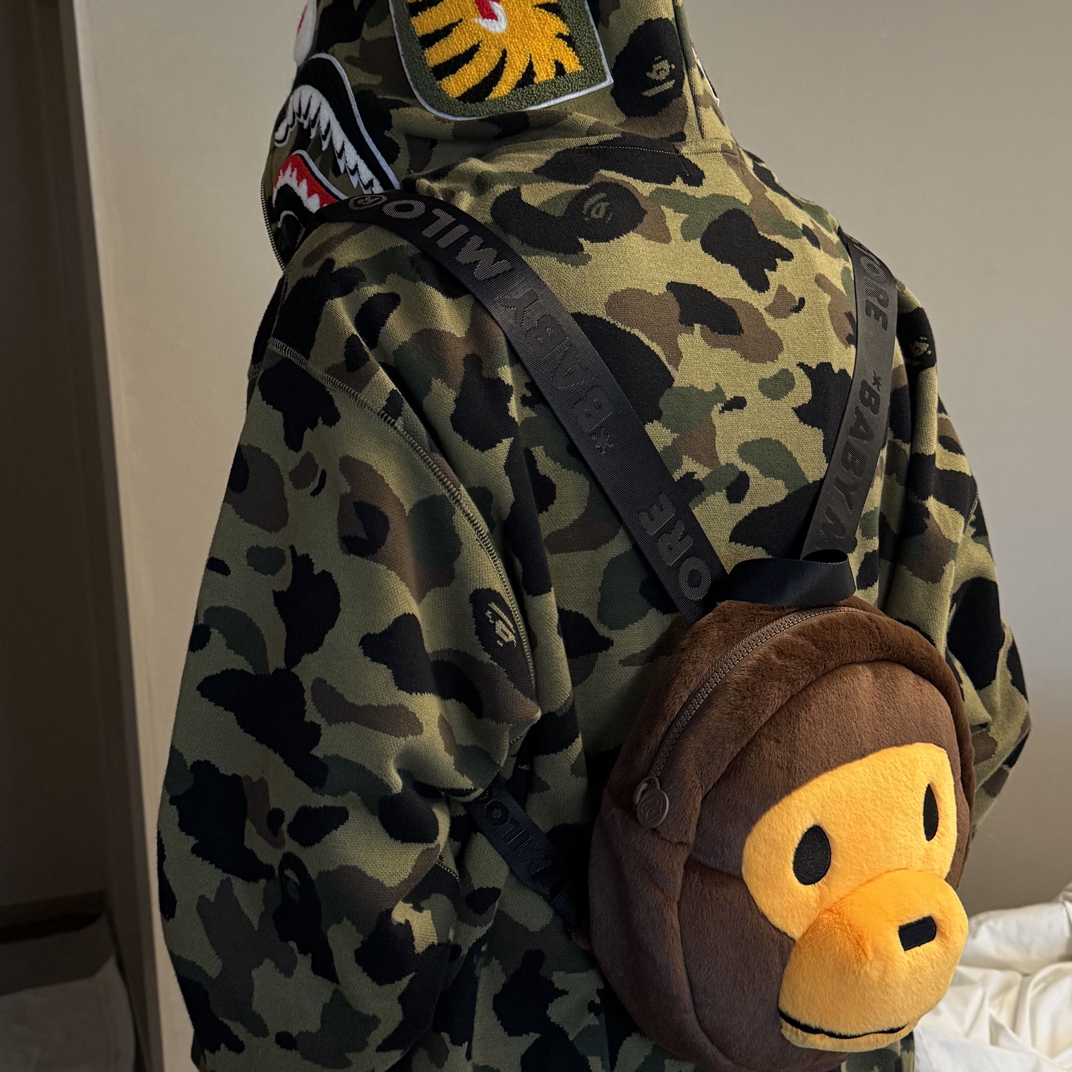 BAPE Baby Milo Plush Backpack Brown, BAPE 1st Camo Jacquard Shark Full Zip Hoodie Green 착용 스타일 - 1