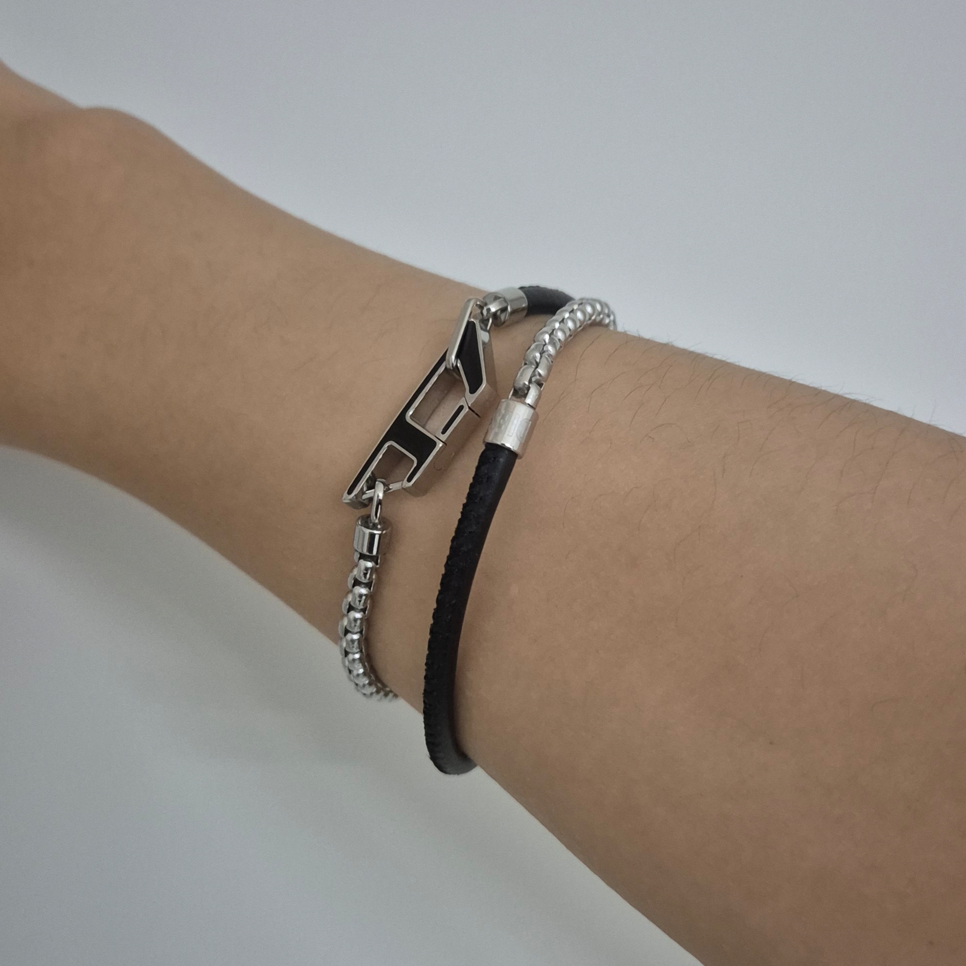 Diesel Dx1472 Stainless Steel Chain Bracelet Silver Black 착용 스타일 - 2