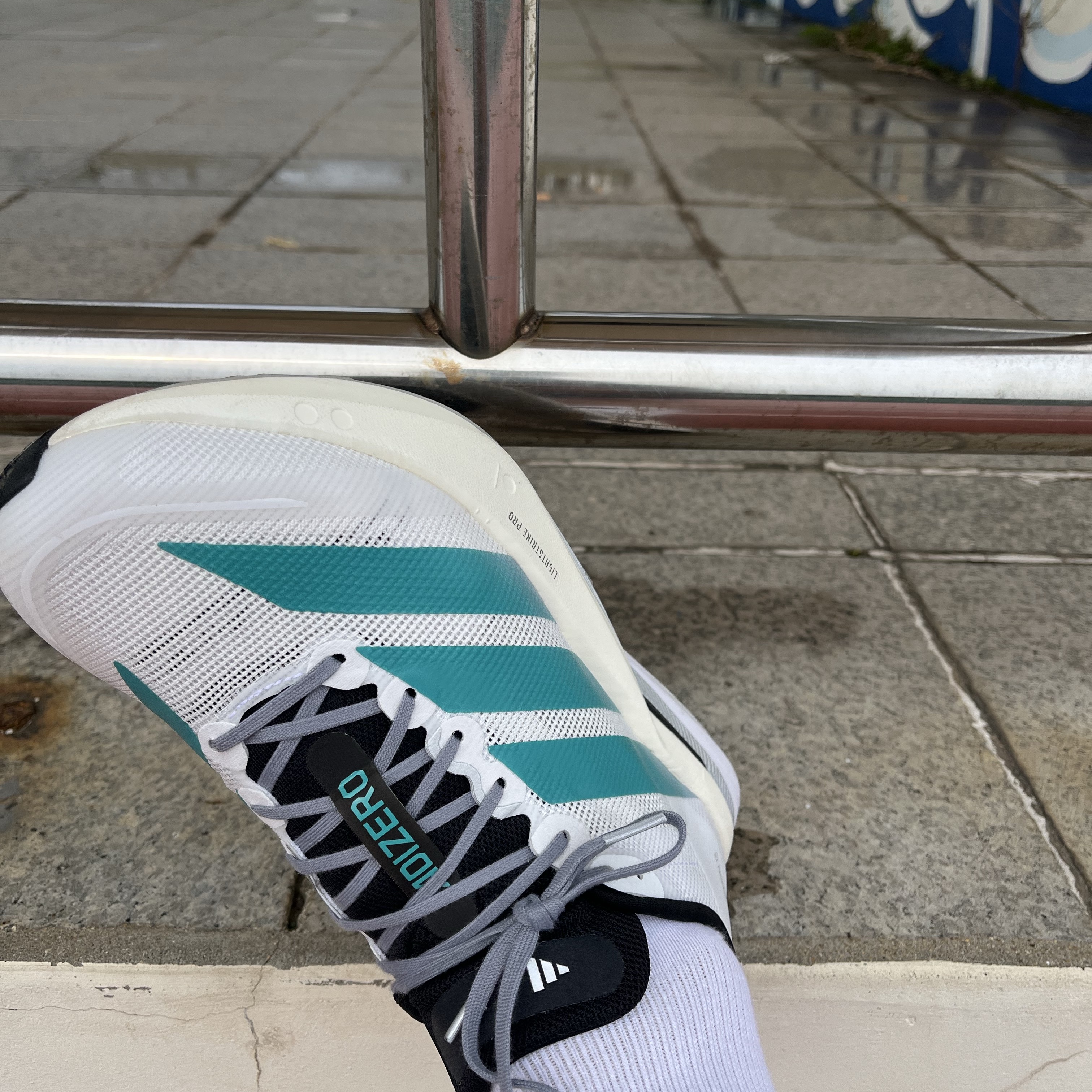 Adidas Adizero Boston 13 Cloud White Pure Teal 착용 스타일 - 1
