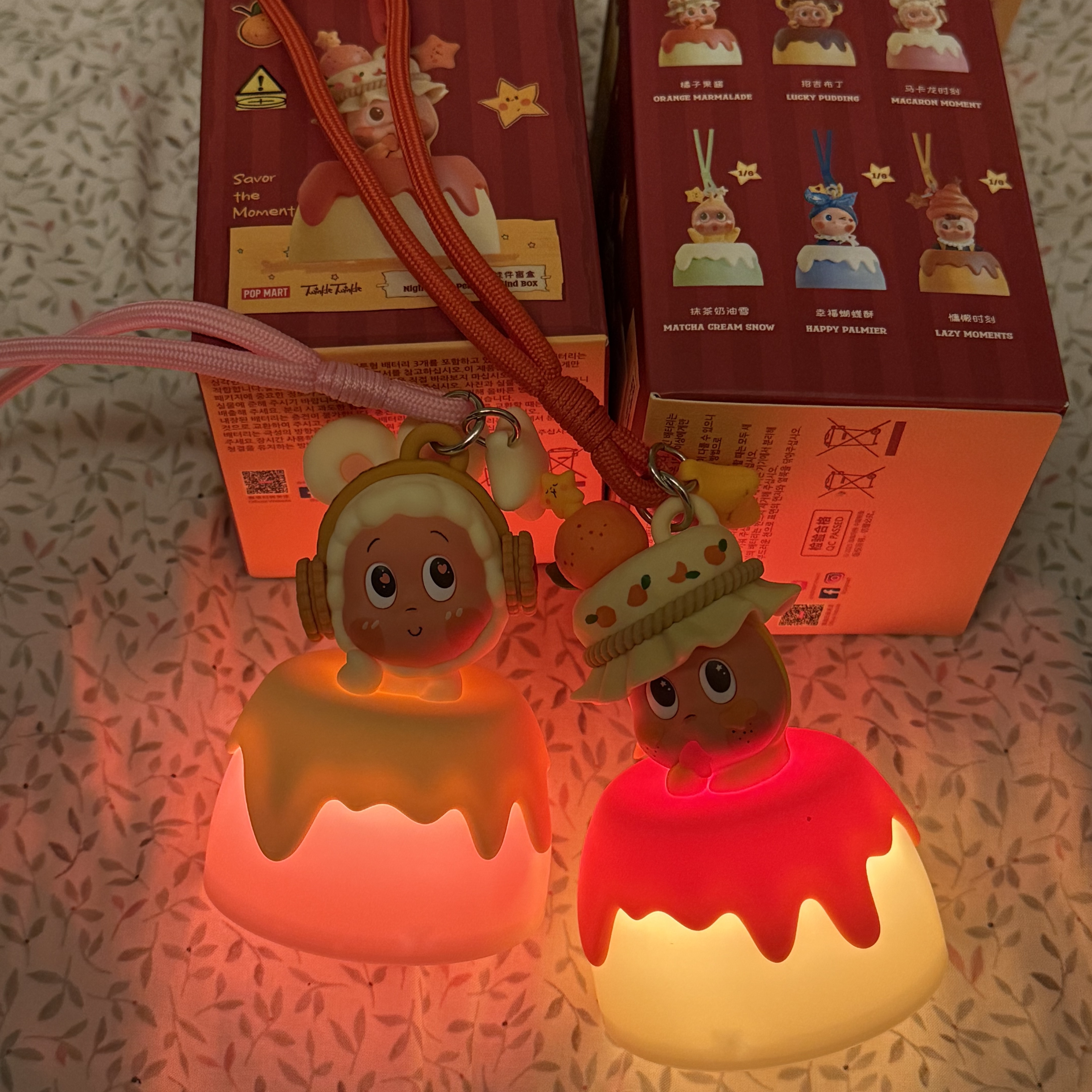 Pop Mart Twinkle Twinkle Savor the Moment Series Night Light Pendant Macaron Moment (Opened Case), Pop Mart Twinkle Twinkle Savor the Moment Series Night Light Pendant Orange Marmalade (Opened Case) 착용 스타일