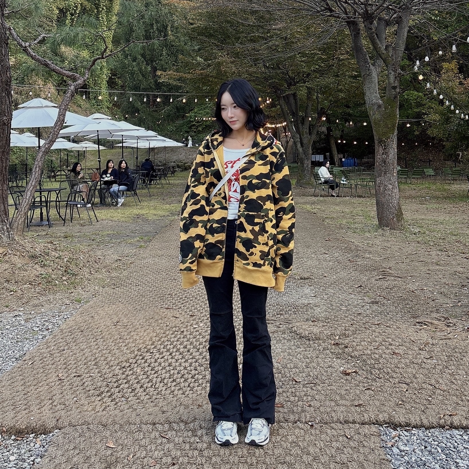BAPE 1st Camo Shark Full Zip Hoodie Yellow, (W) Hysteric Glamour Midnight Berry Chibi T-Shirt White 착용 스타일 - 1