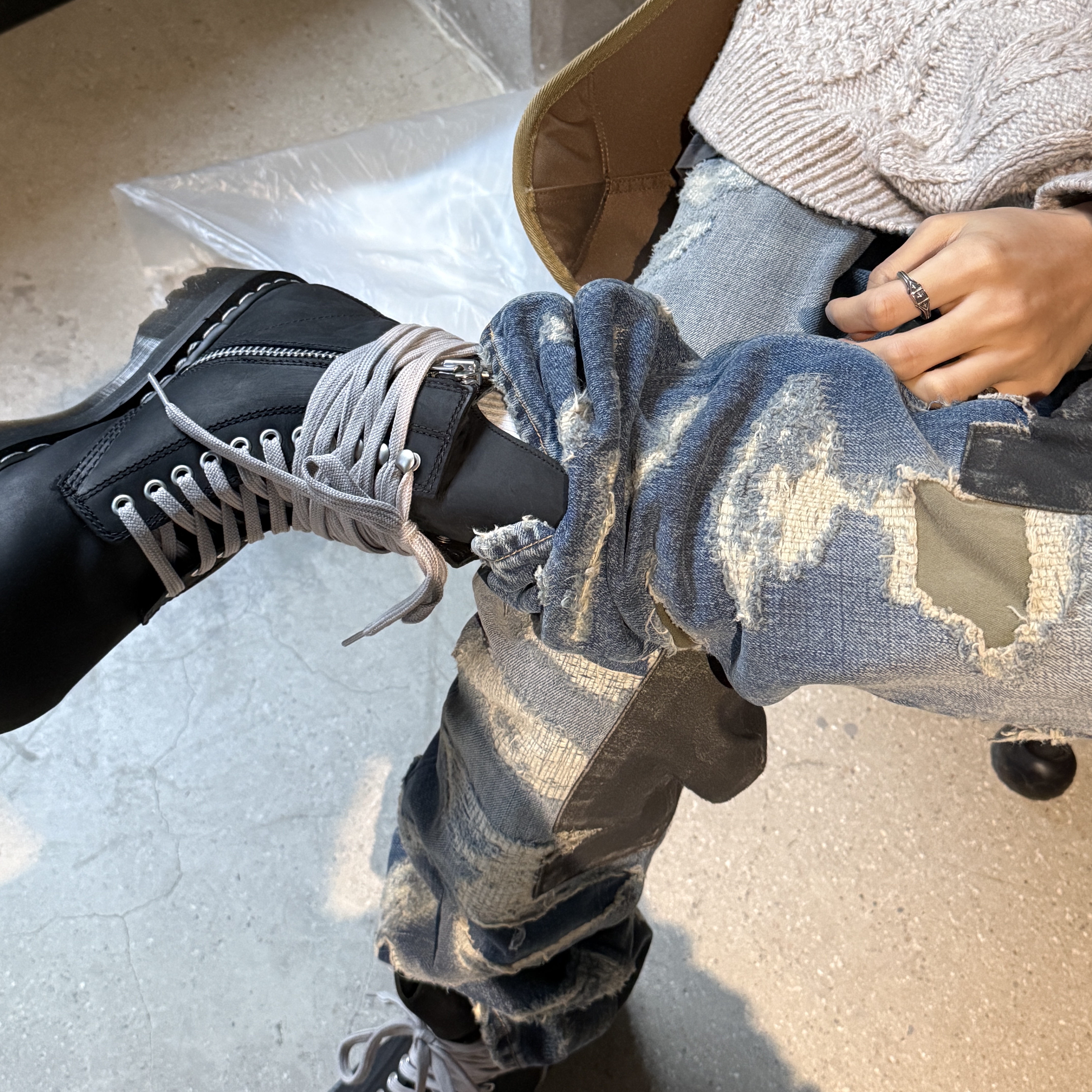 Dr. Martens x Rick Owens Quad Sole Steel Toe Boots Black 착용 스타일 - 2