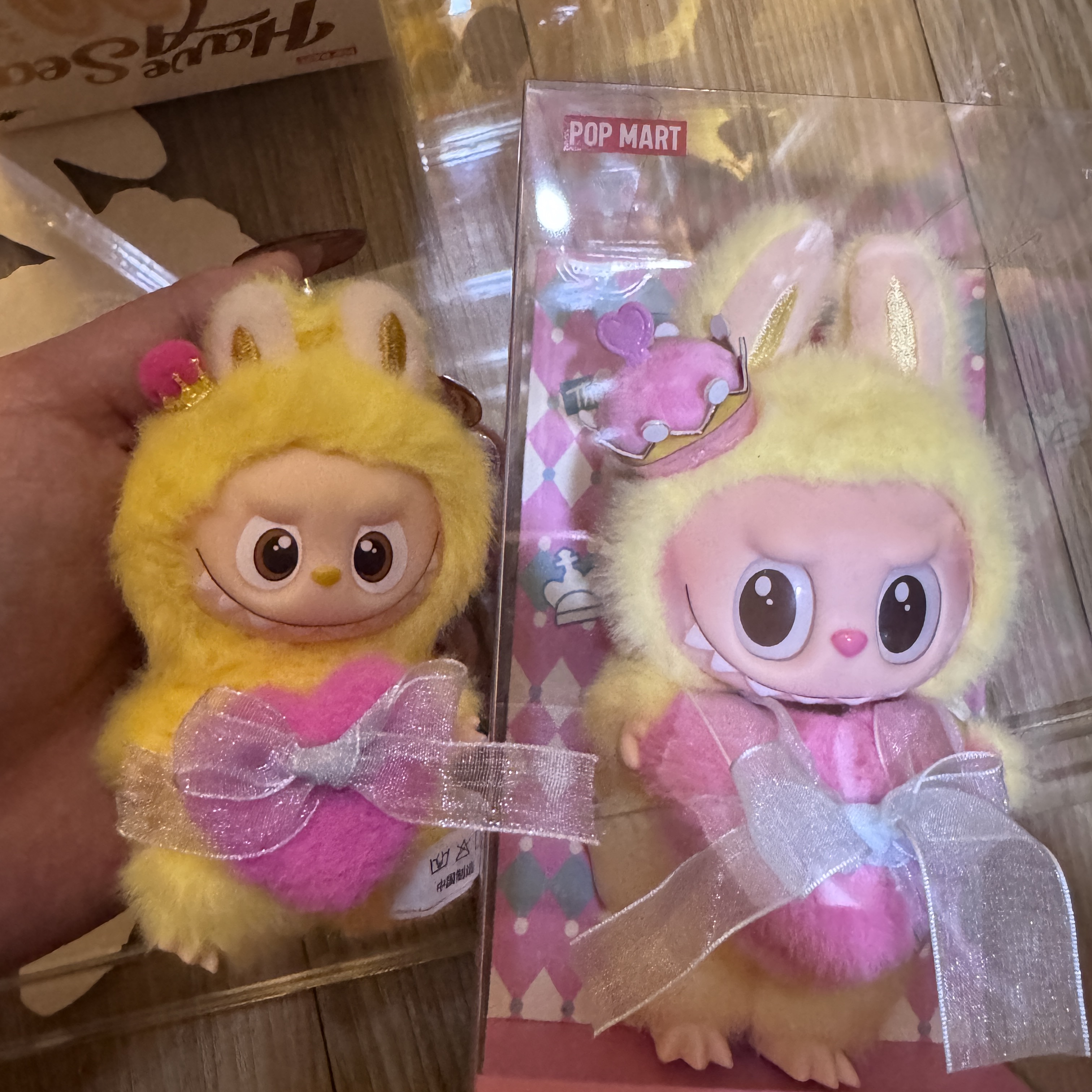 Pop Mart Labubu The Monsters Pin For Love Series Vinyl Plush Pendant (N-Z) P (Opened Case), Pop Mart The Monsters Checkmate Series Plush Keyring 착용 스타일