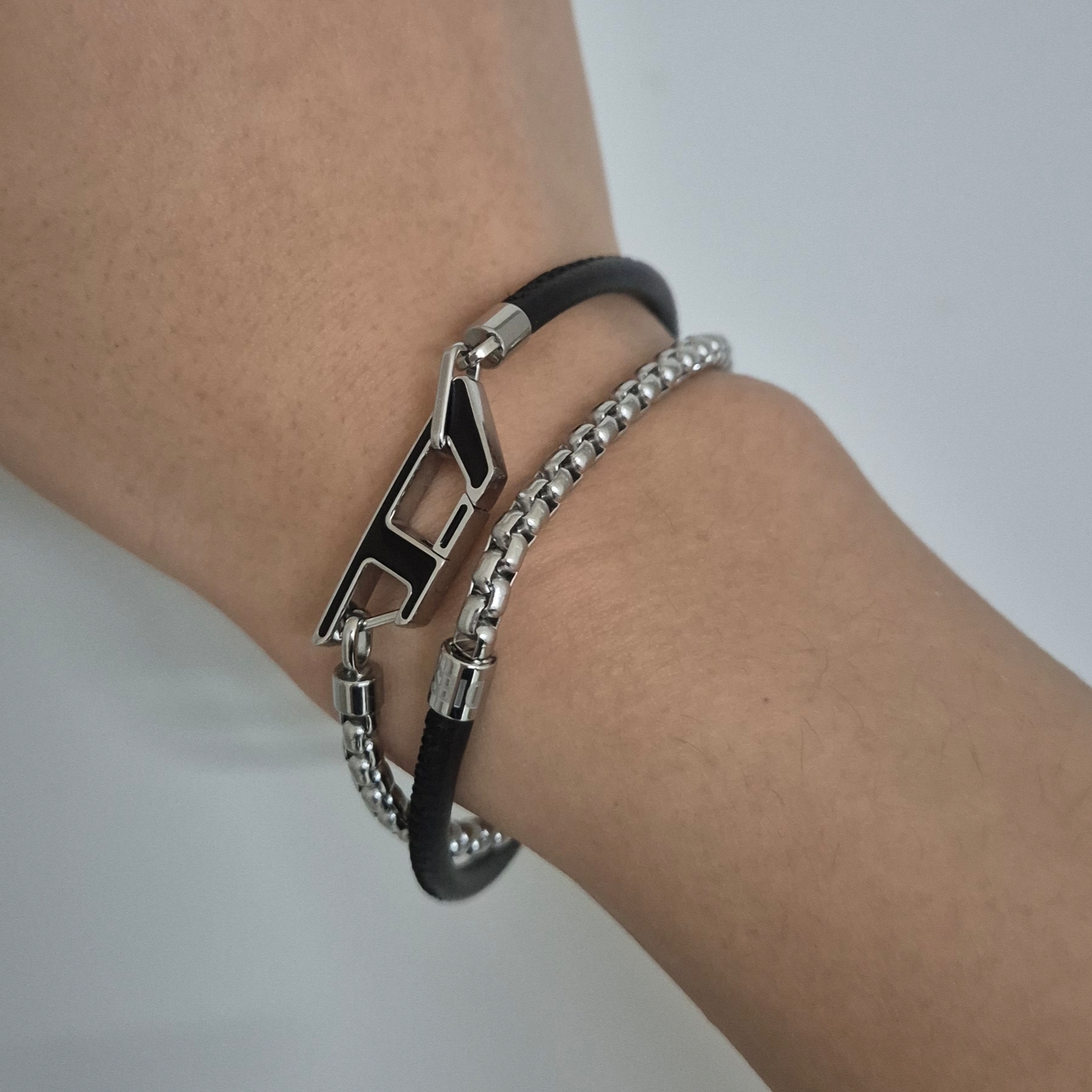 Diesel Dx1472 Stainless Steel Chain Bracelet Silver Black 착용 스타일 - 1