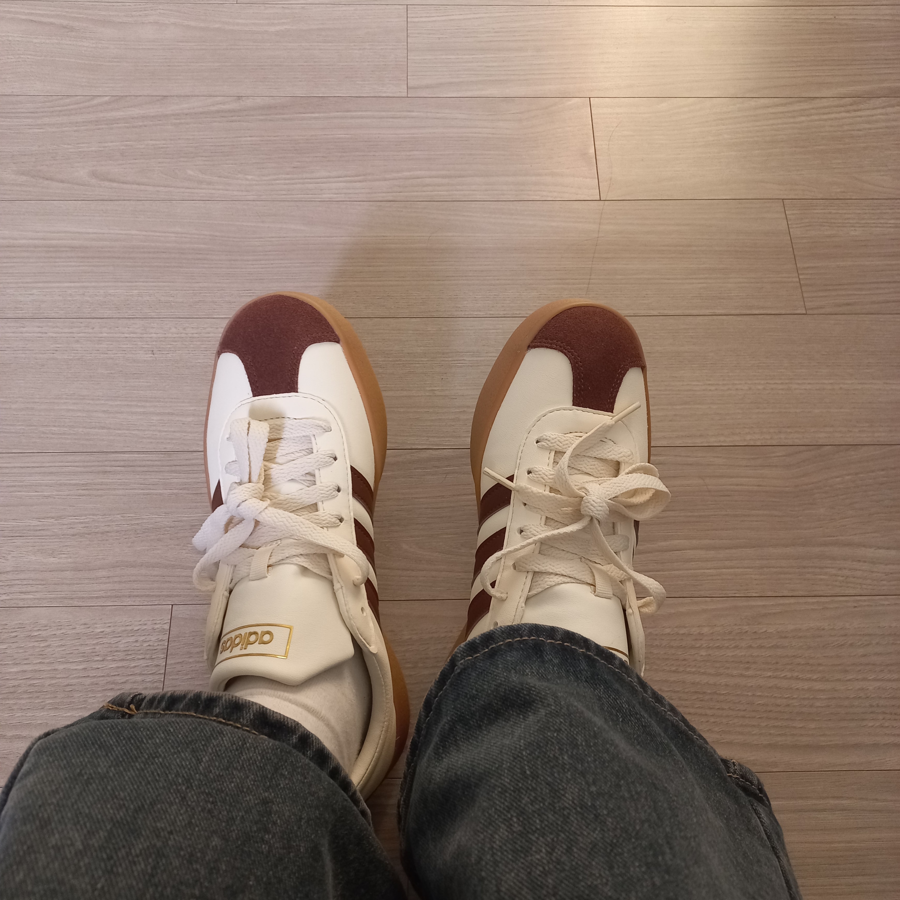 Adidas VL Court 2.0 Cream Brown 착용 스타일 - 1