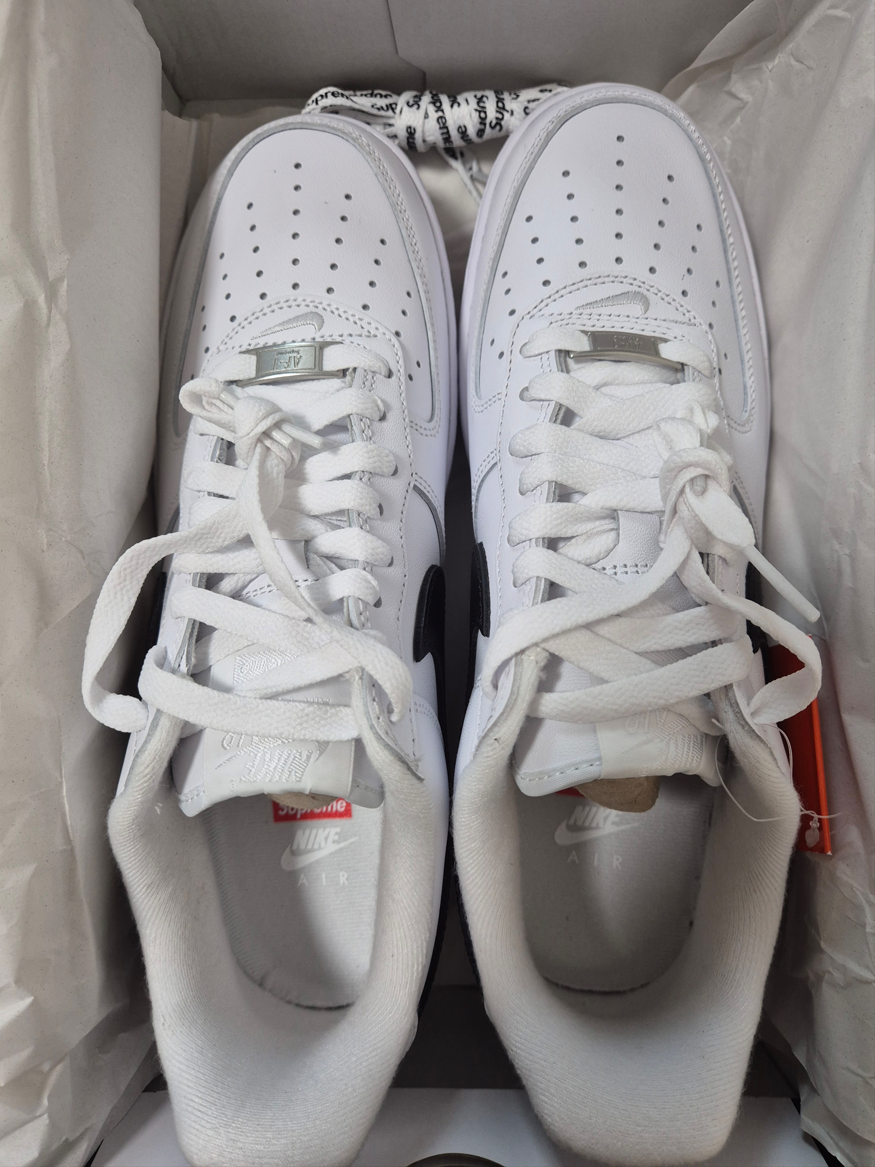 Nike x Supreme Air Force 1 Low White 착용 스타일