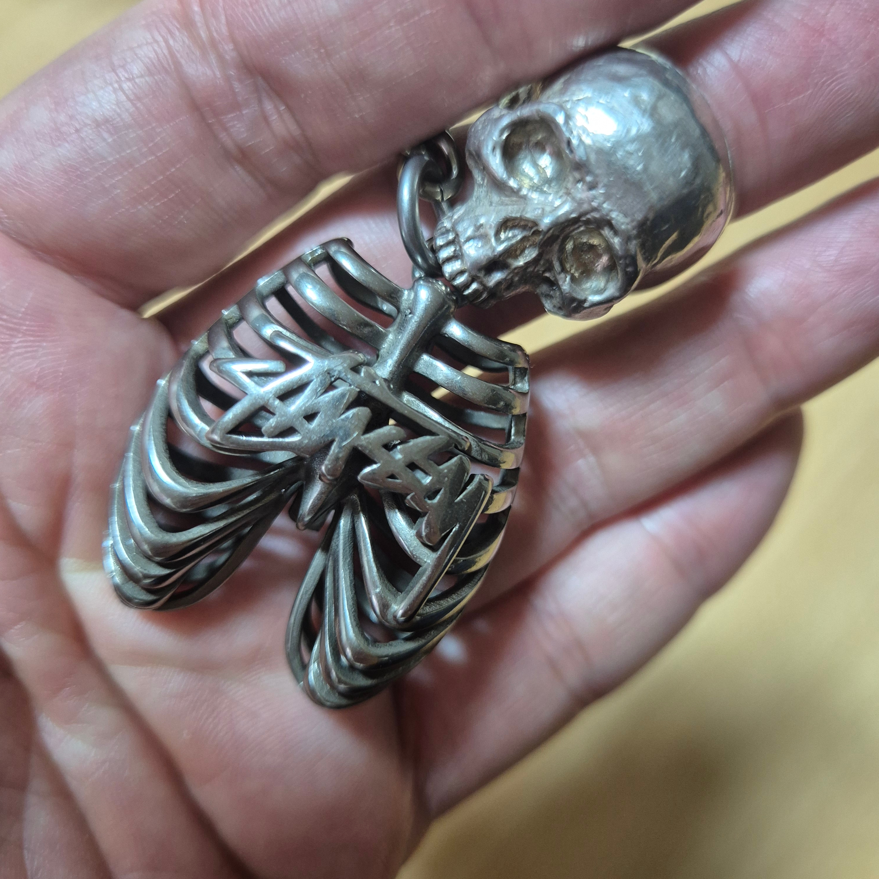 Stussy Ribcage Keychain Silver, Mastermind World Hand Warmer Black - 25FW 착용 스타일 - 2